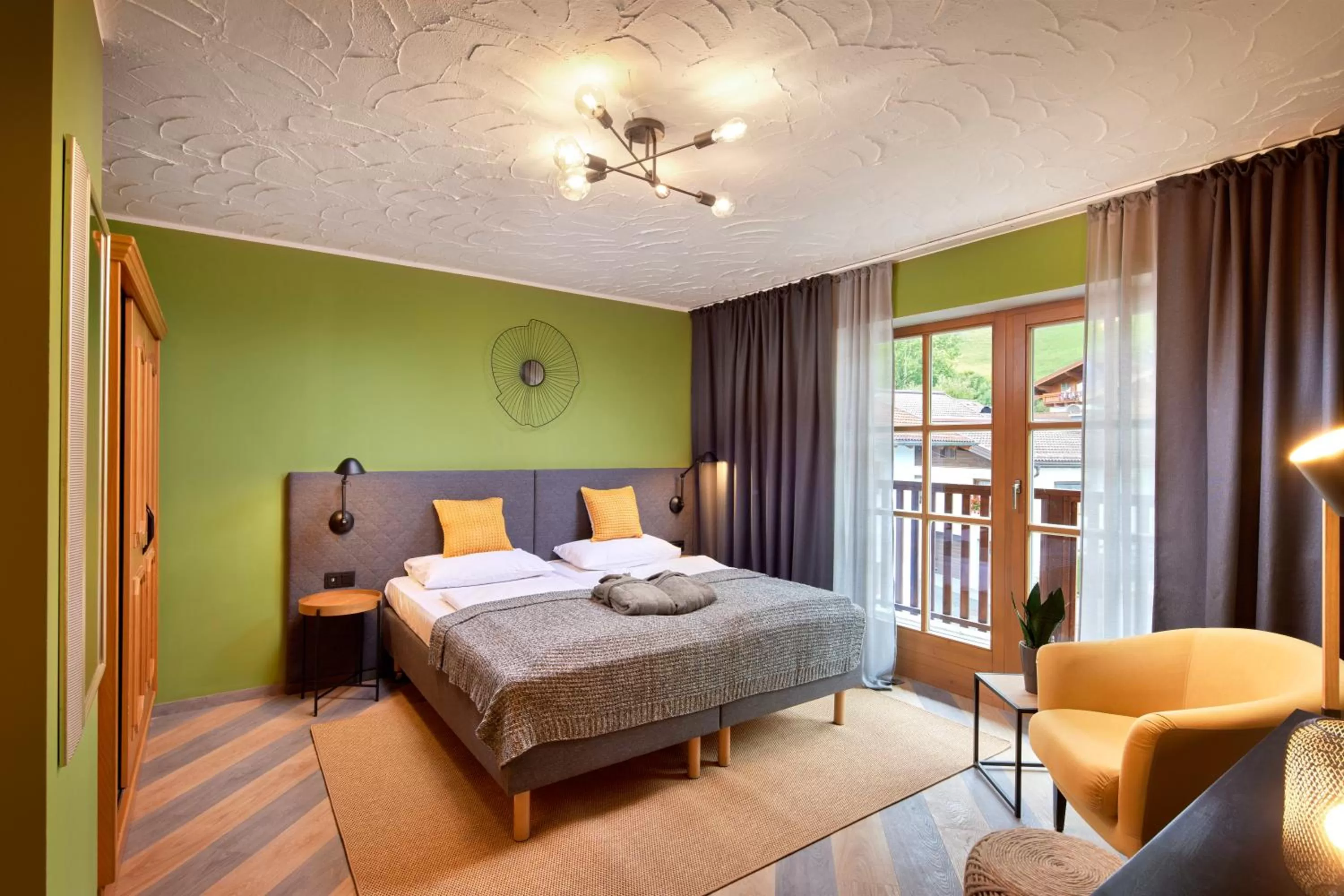 Photo of the whole room, Bed in ever grün KAPRUN