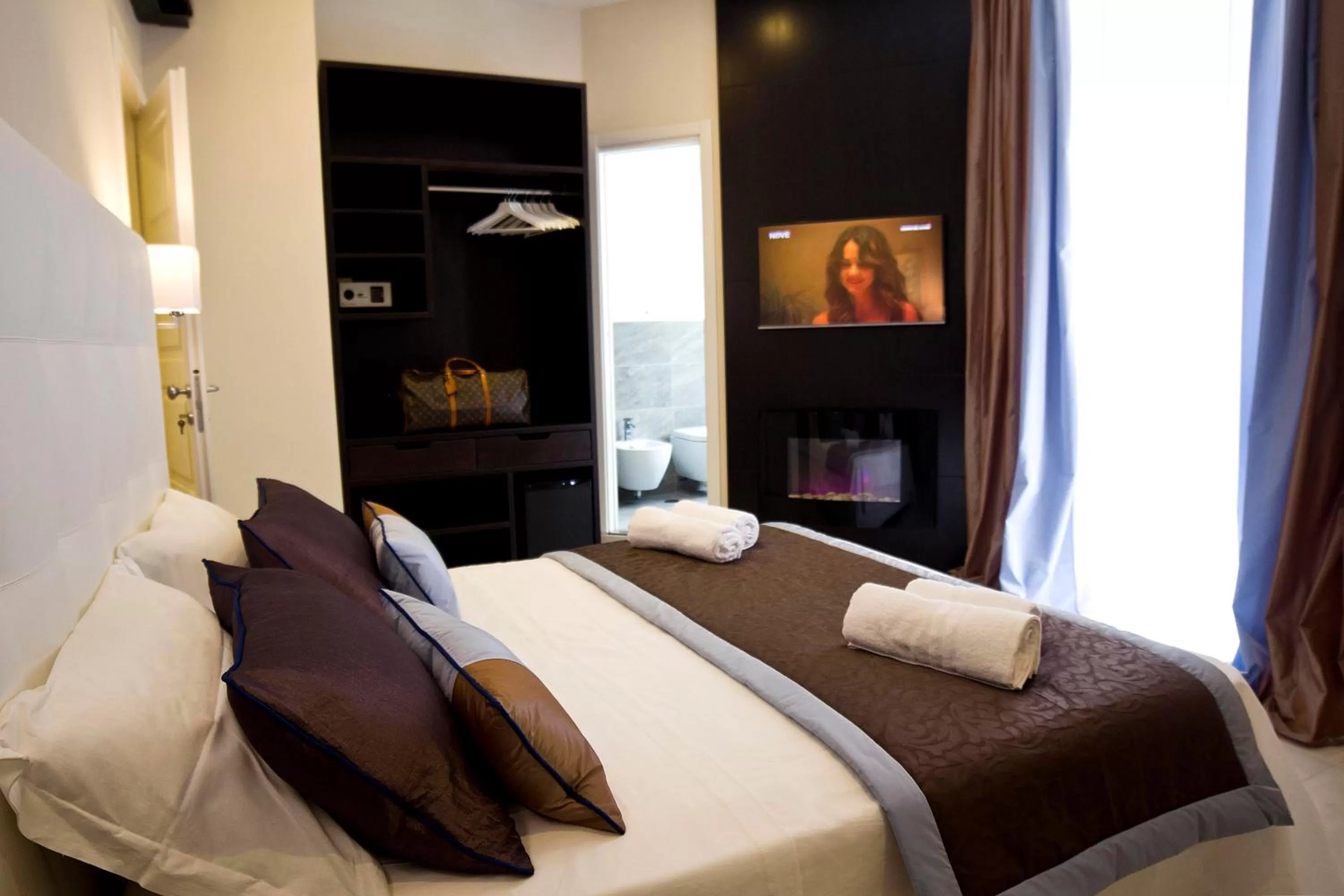 TV and multimedia, Bed in Roman Holidays Boutique Hotel