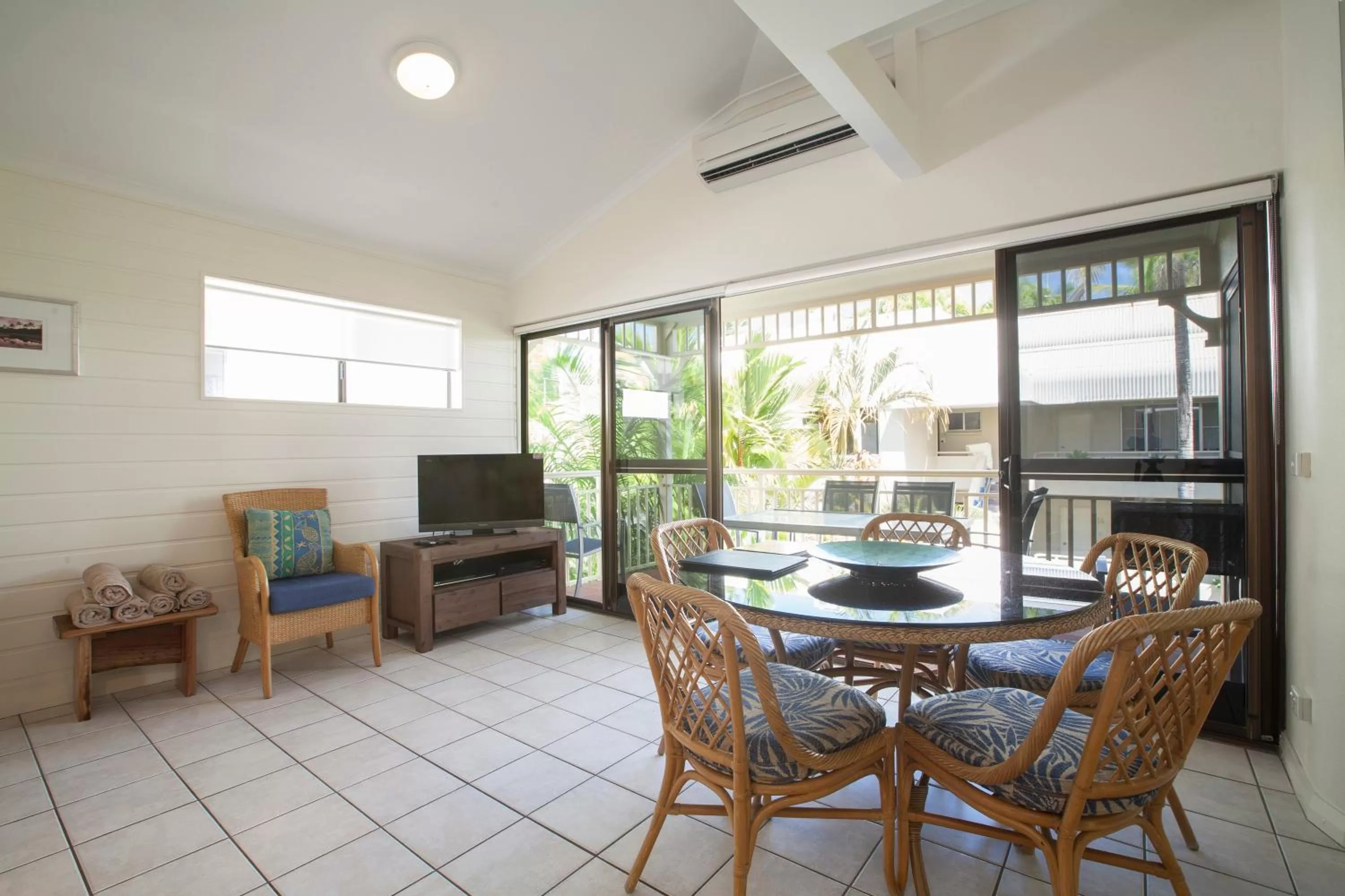 Dining area in Driftwood Mantaray - Official Onsite Reception and Check In