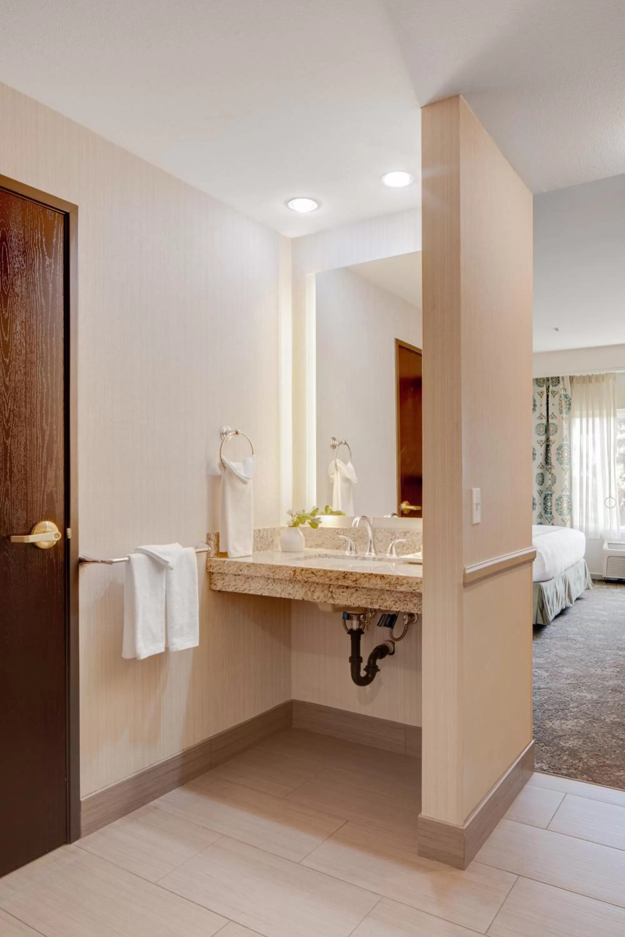 Bathroom, Bed in Ayres Hotel Corona - Riverside