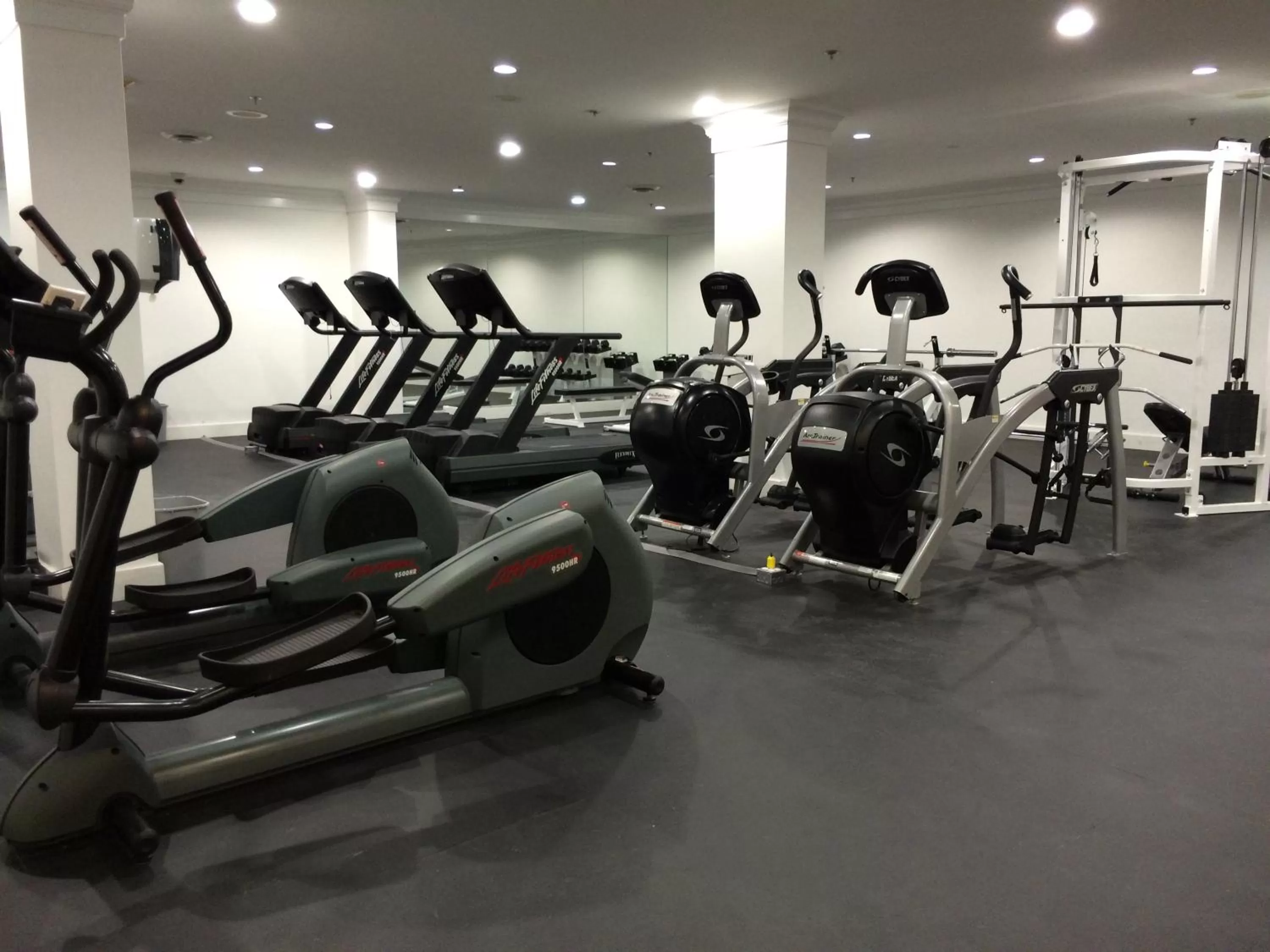Fitness centre/facilities in Century Plaza Hotel