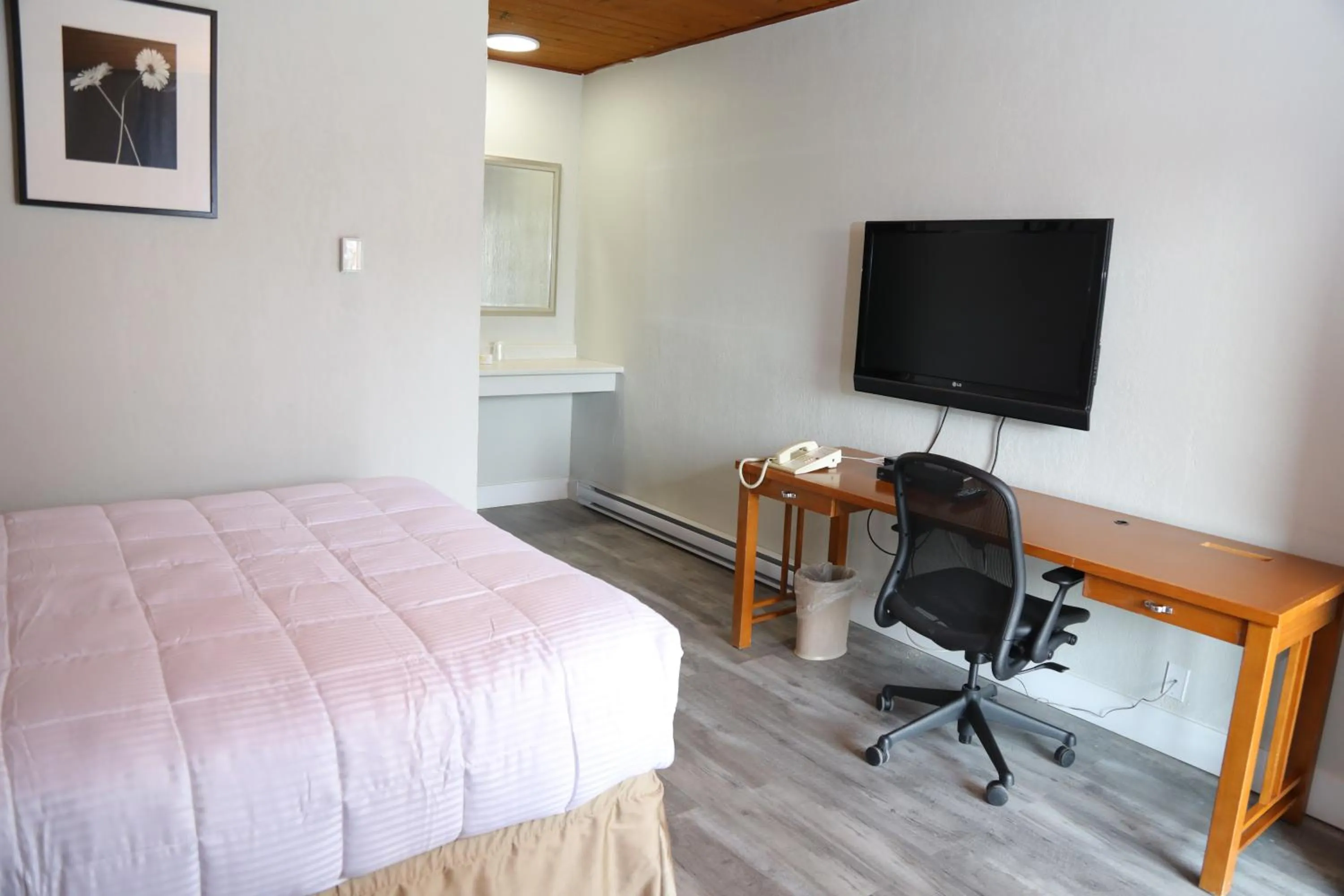 Bed, TV/Entertainment Center in Fraser Inn