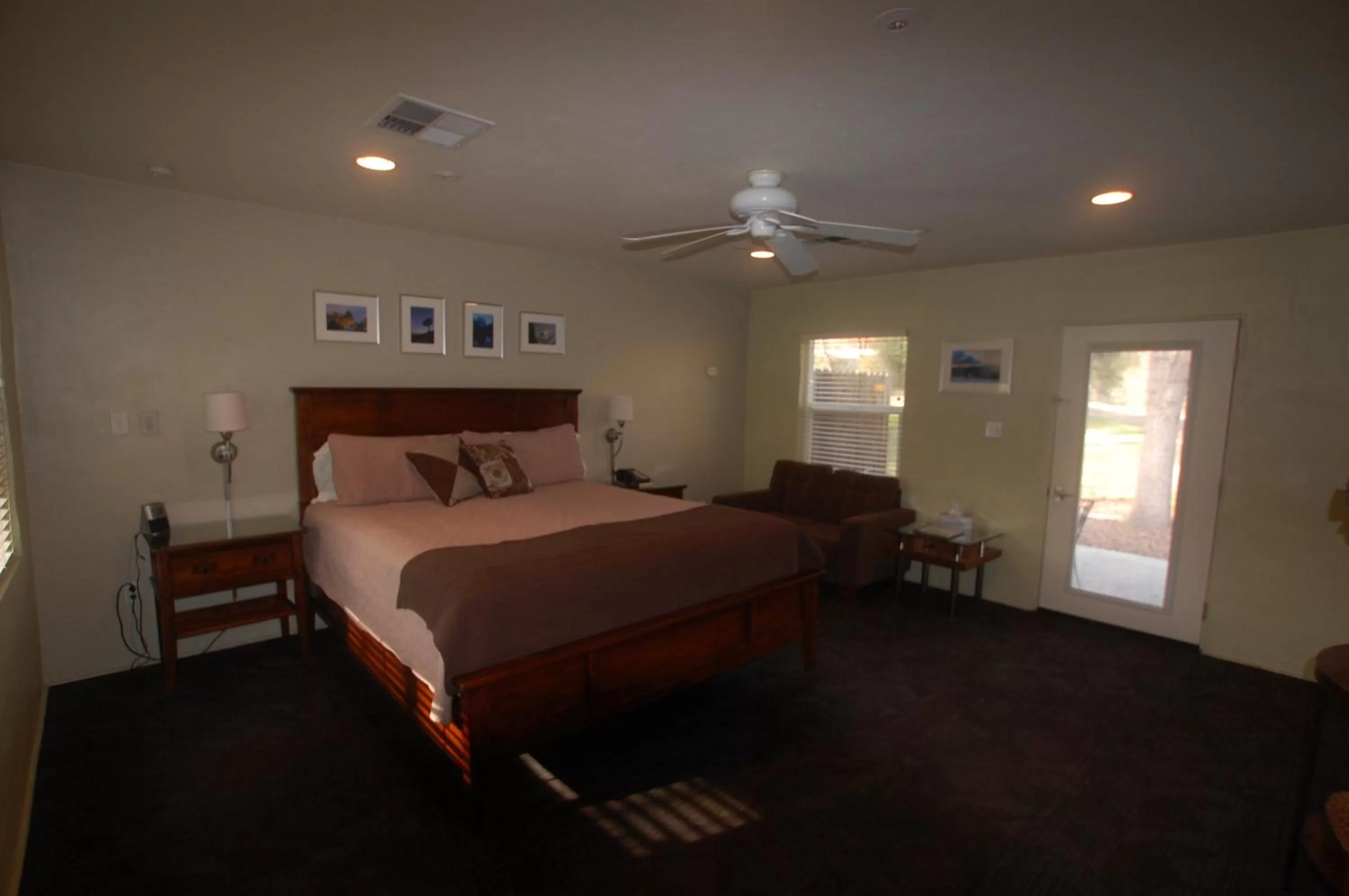 Bed in Queen's Inn By The River