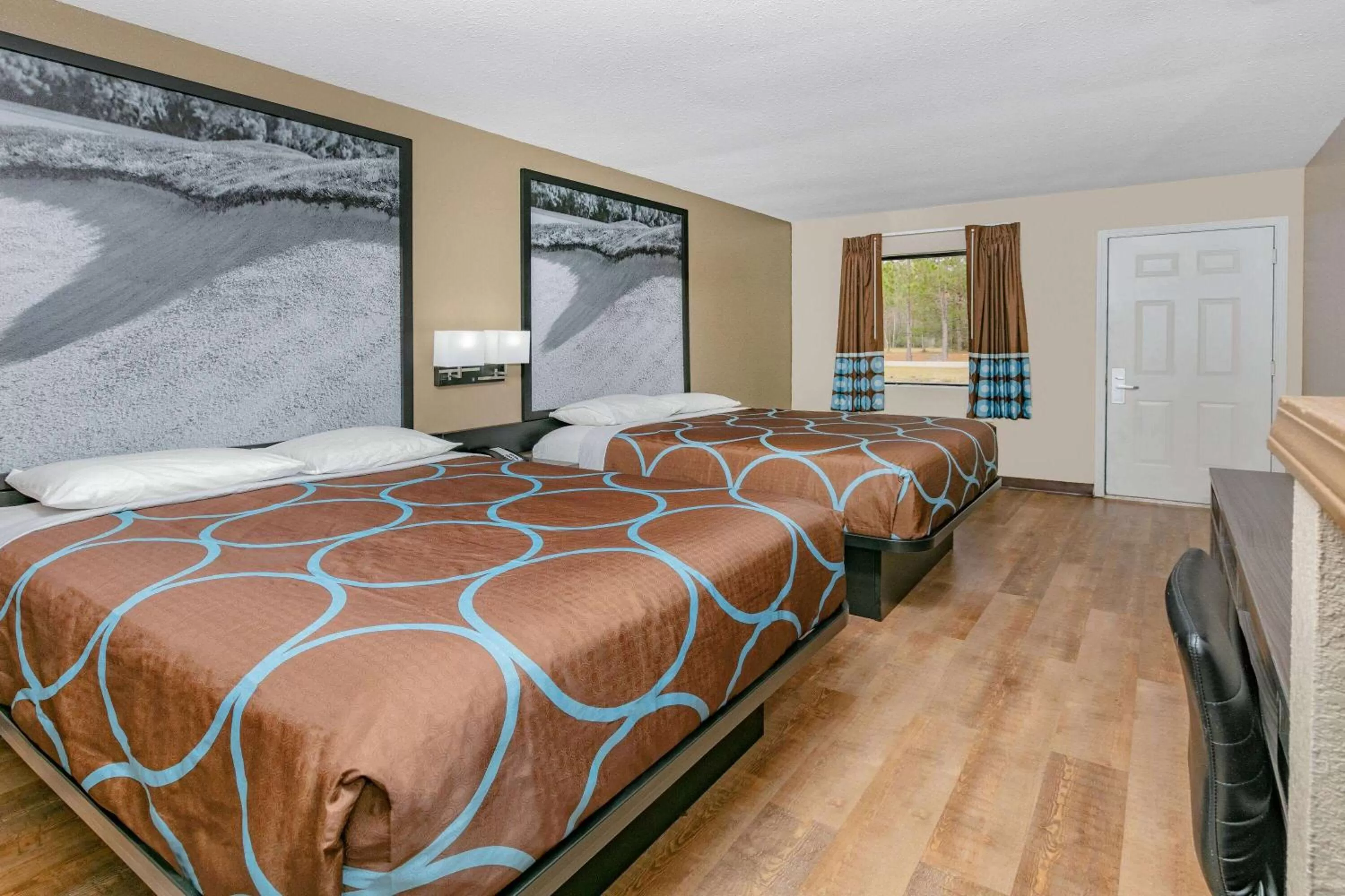 Photo of the whole room, Bed in Super 8 by Wyndham Moss Point