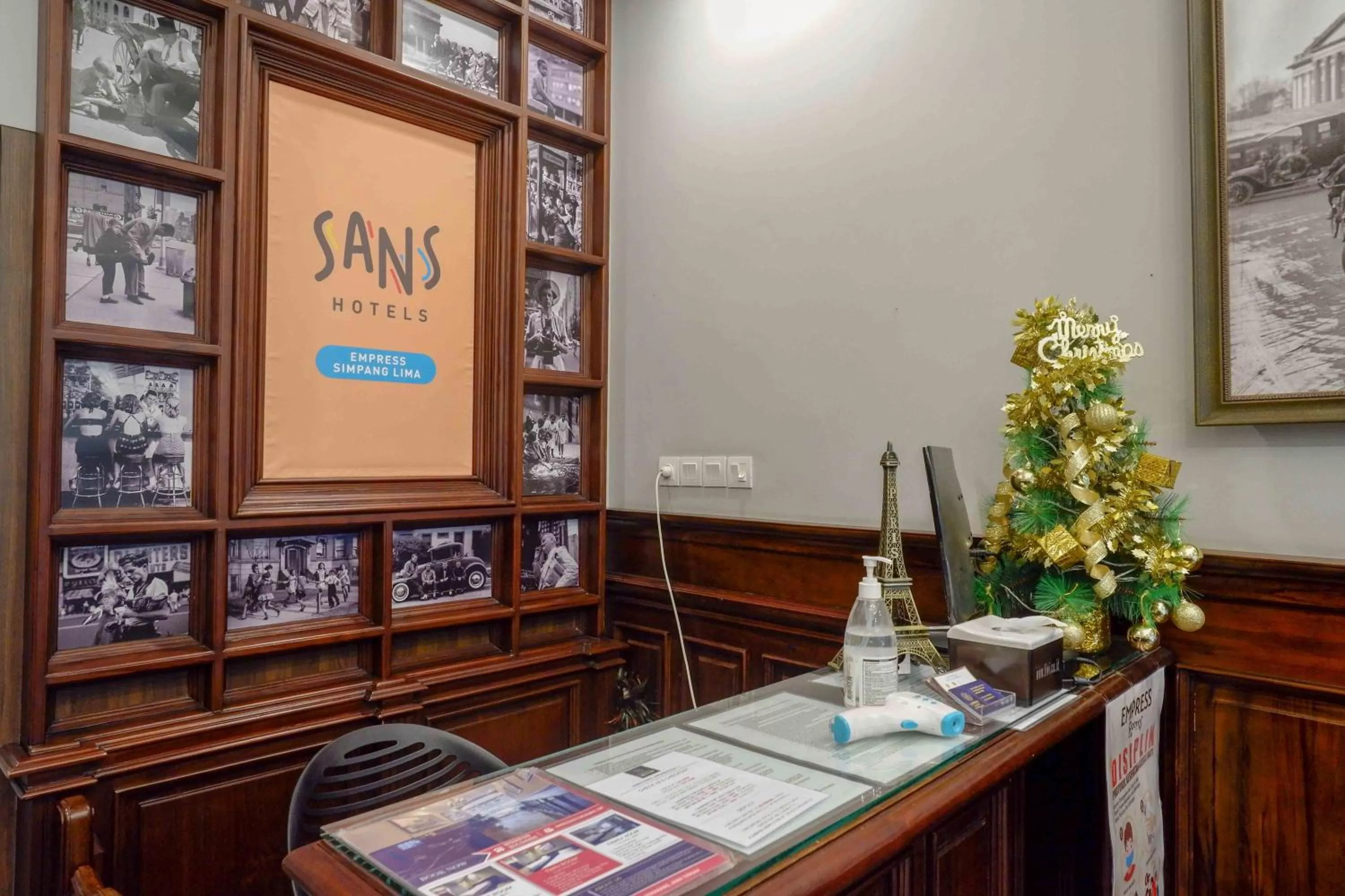 Lobby or reception in Sans Hotel Empress Simpang Lima