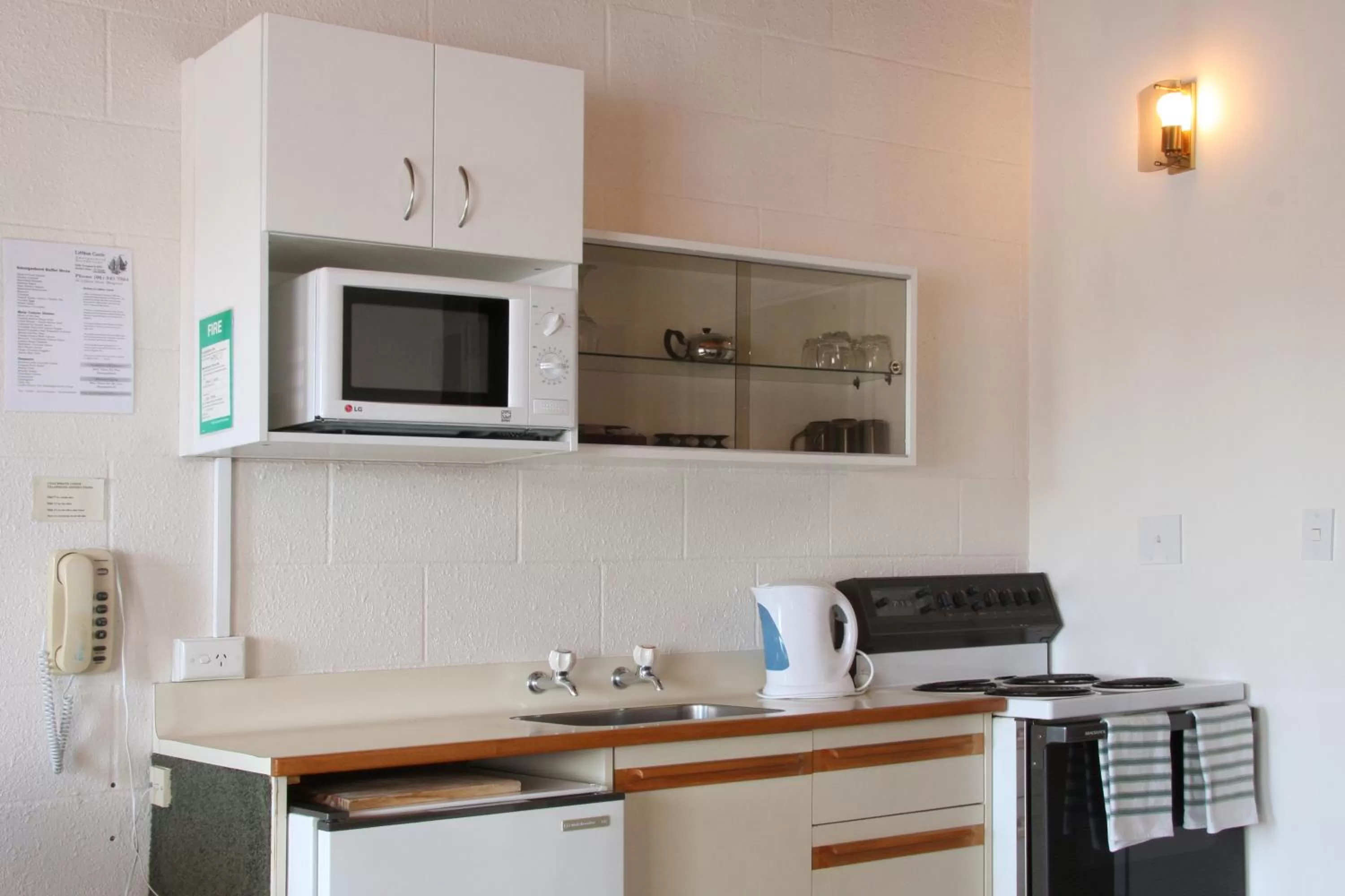 Kitchen or kitchenette, Kitchen/Kitchenette in Coachman's Lodge Motel