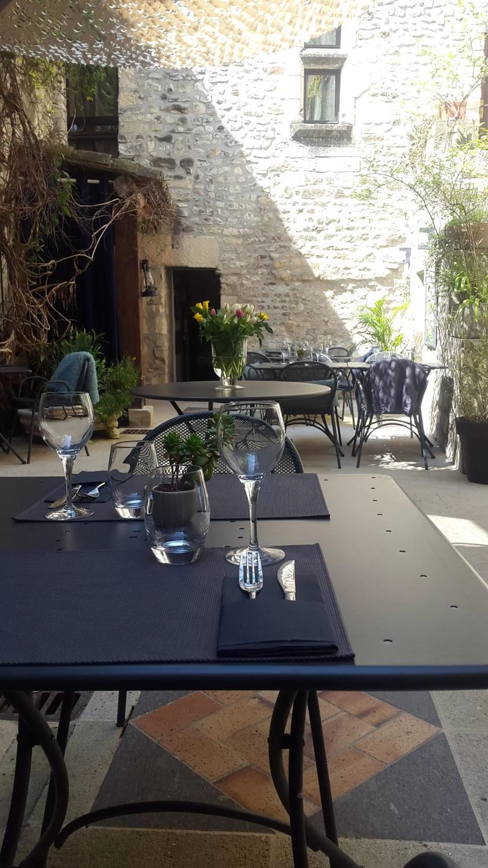 Patio in Hôtel la Fête en Provence