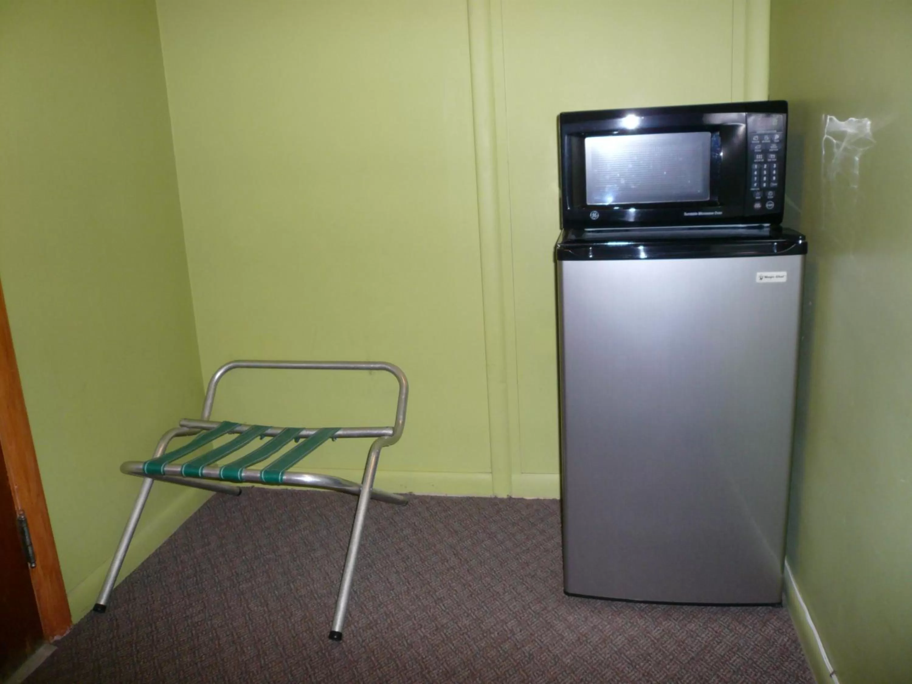 Queen Room - Non-Smoking in The Village Motel