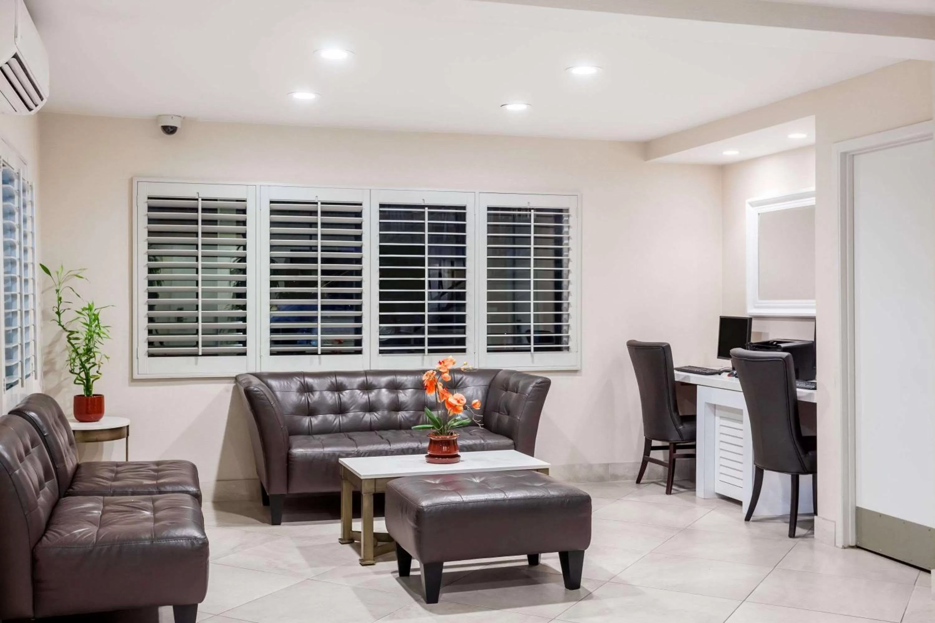 Lobby or reception in Days Inn by Wyndham San Diego Hotel Circle