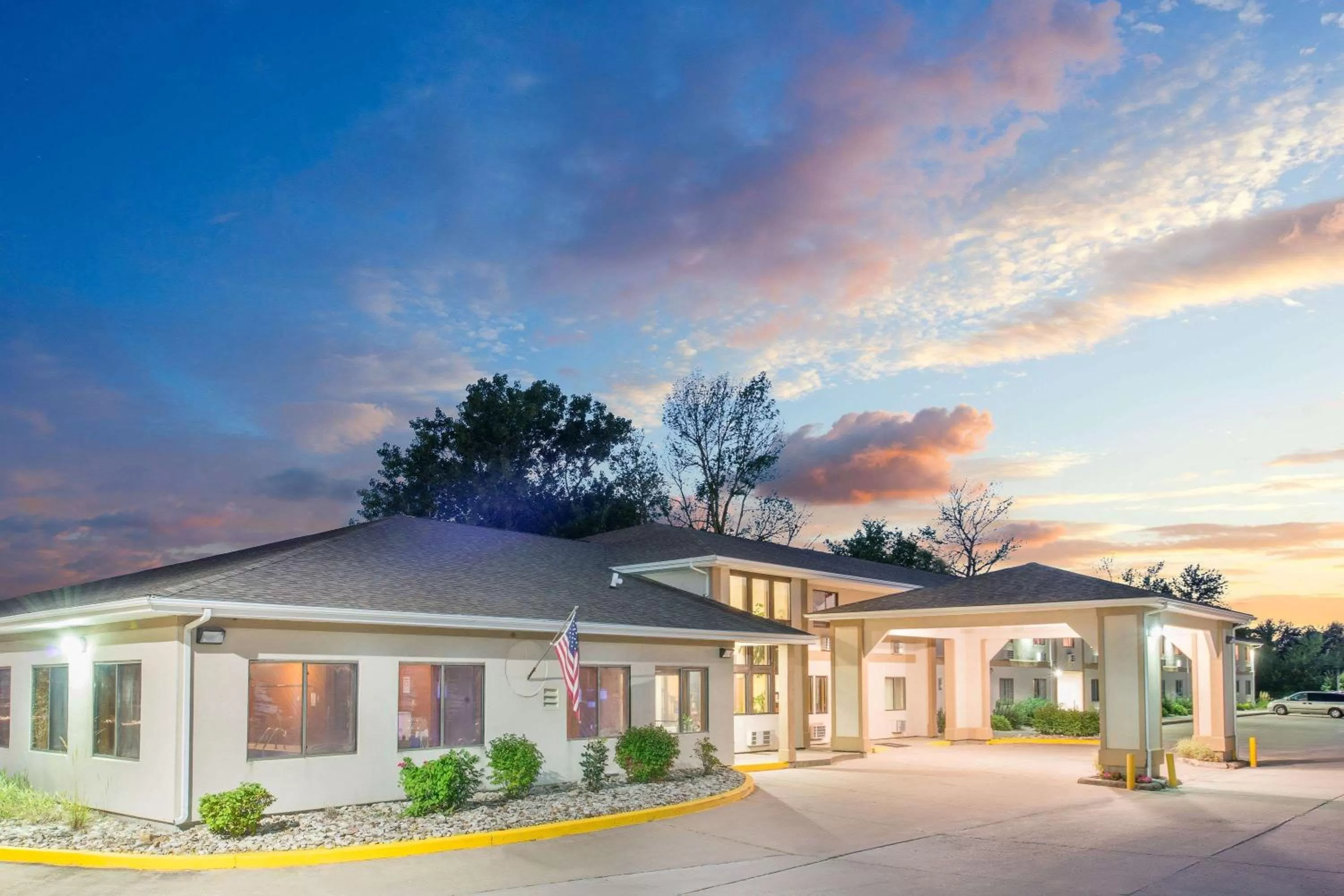 Property building in Super 8 by Wyndham Ottumwa