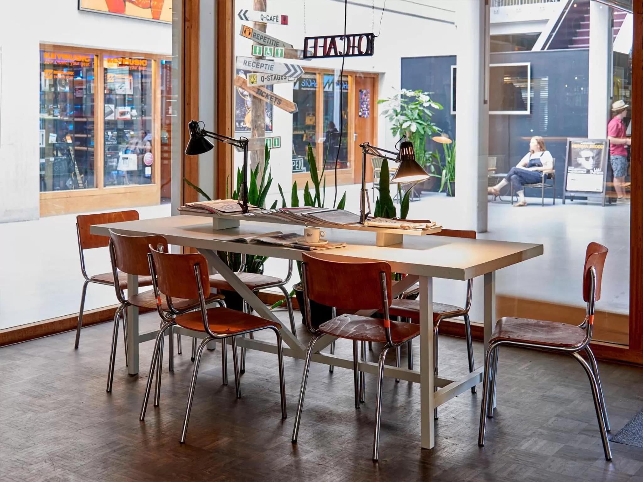 Restaurant/places to eat in Q-Factory Hotel