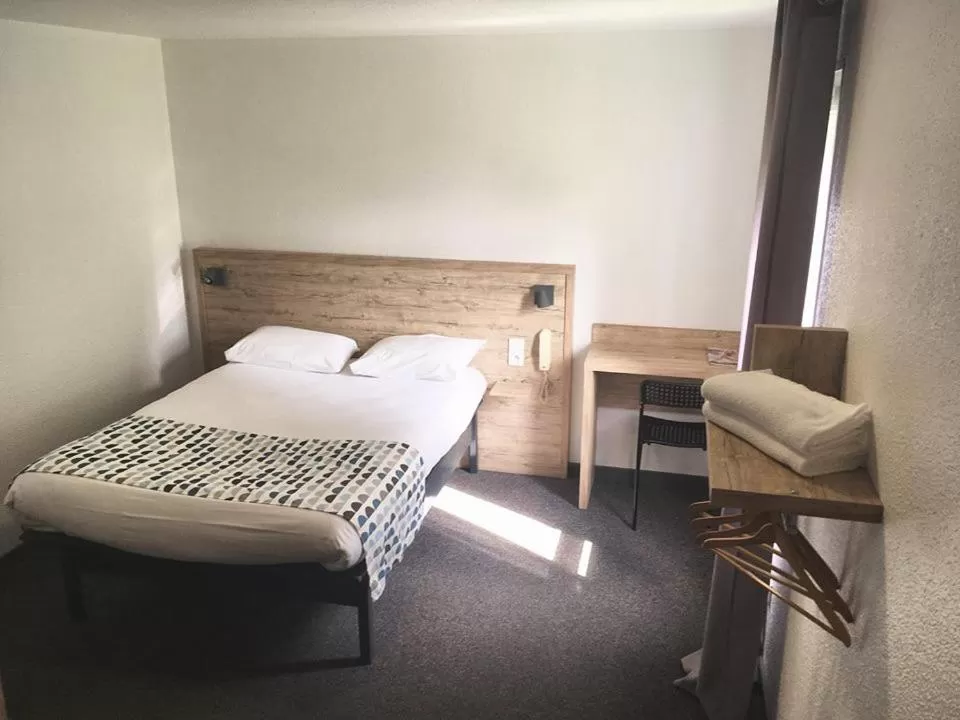 Facility for disabled guests, Bed in my HOTEL Bordeaux