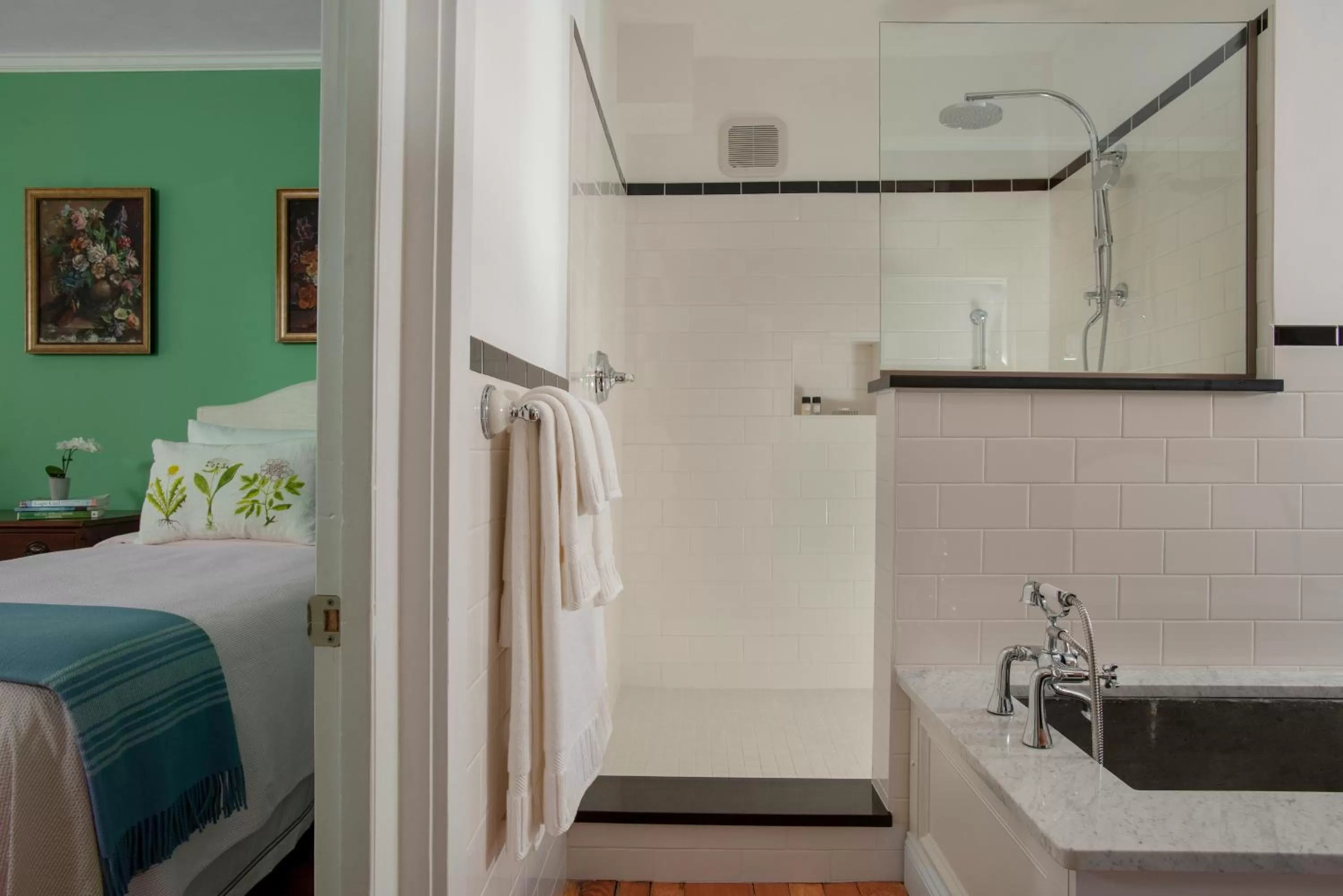 Bathroom, Bed in Village Inn