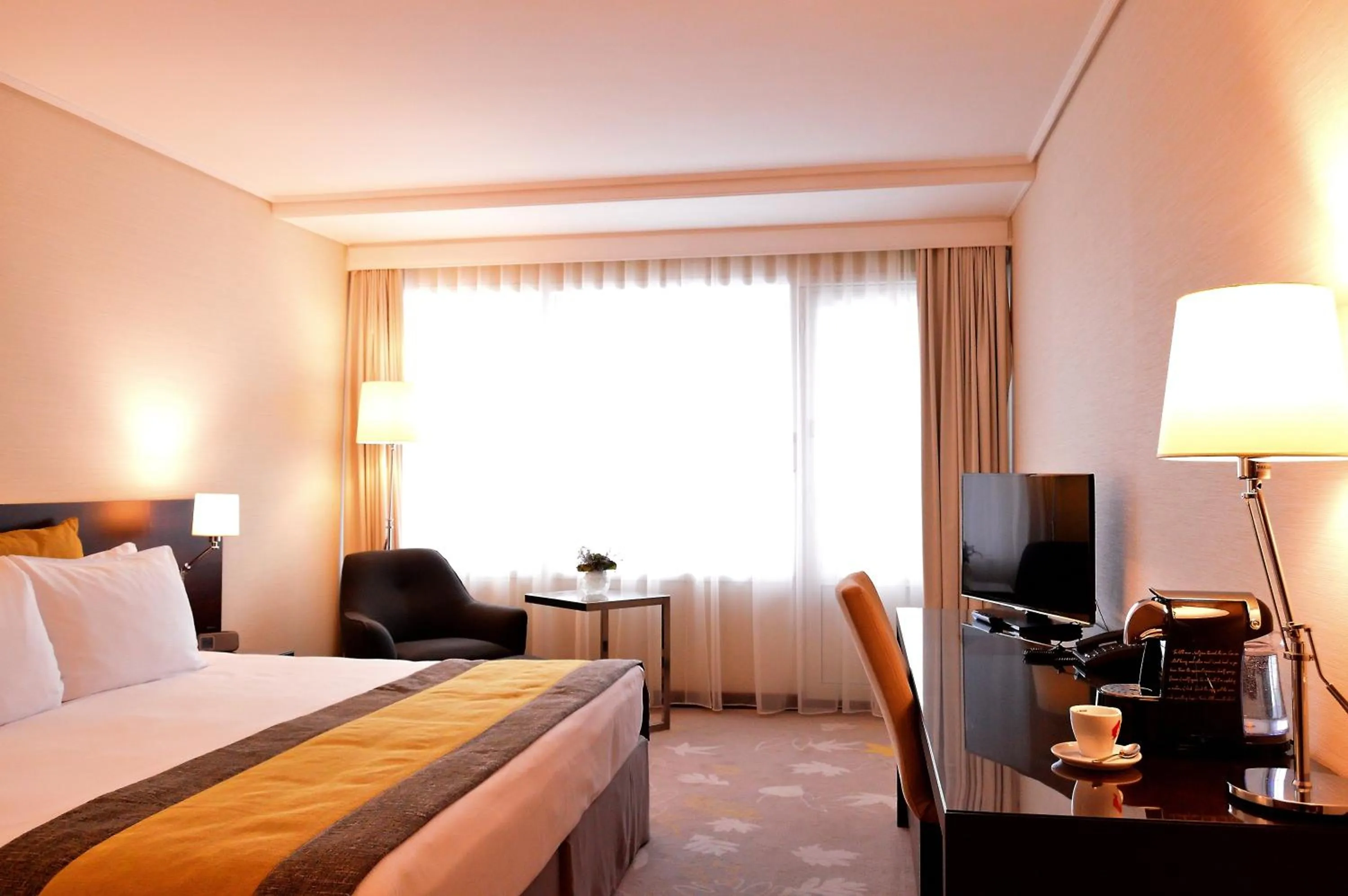 Coffee/tea facilities, Bed in Crowne Plaza Bucharest by IHG