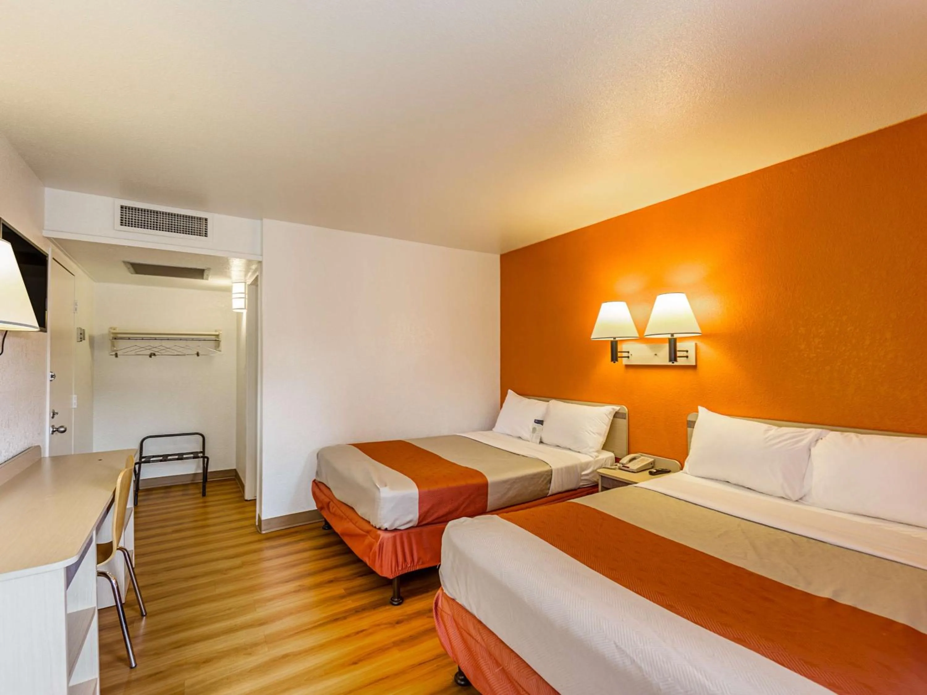 TV and multimedia, Bed in Motel 6-Yreka, CA