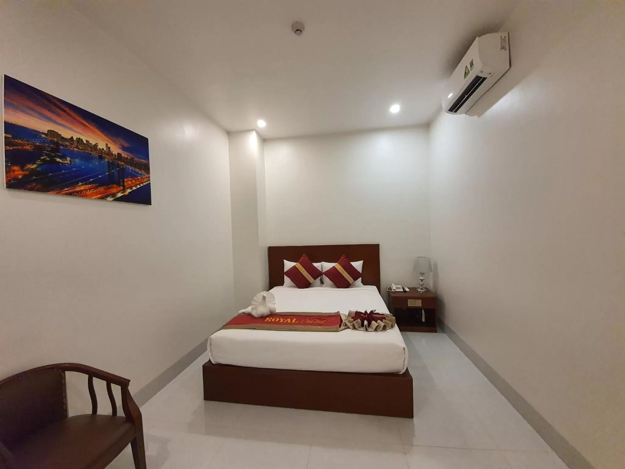 Bedroom, Bed in Royal Hotel