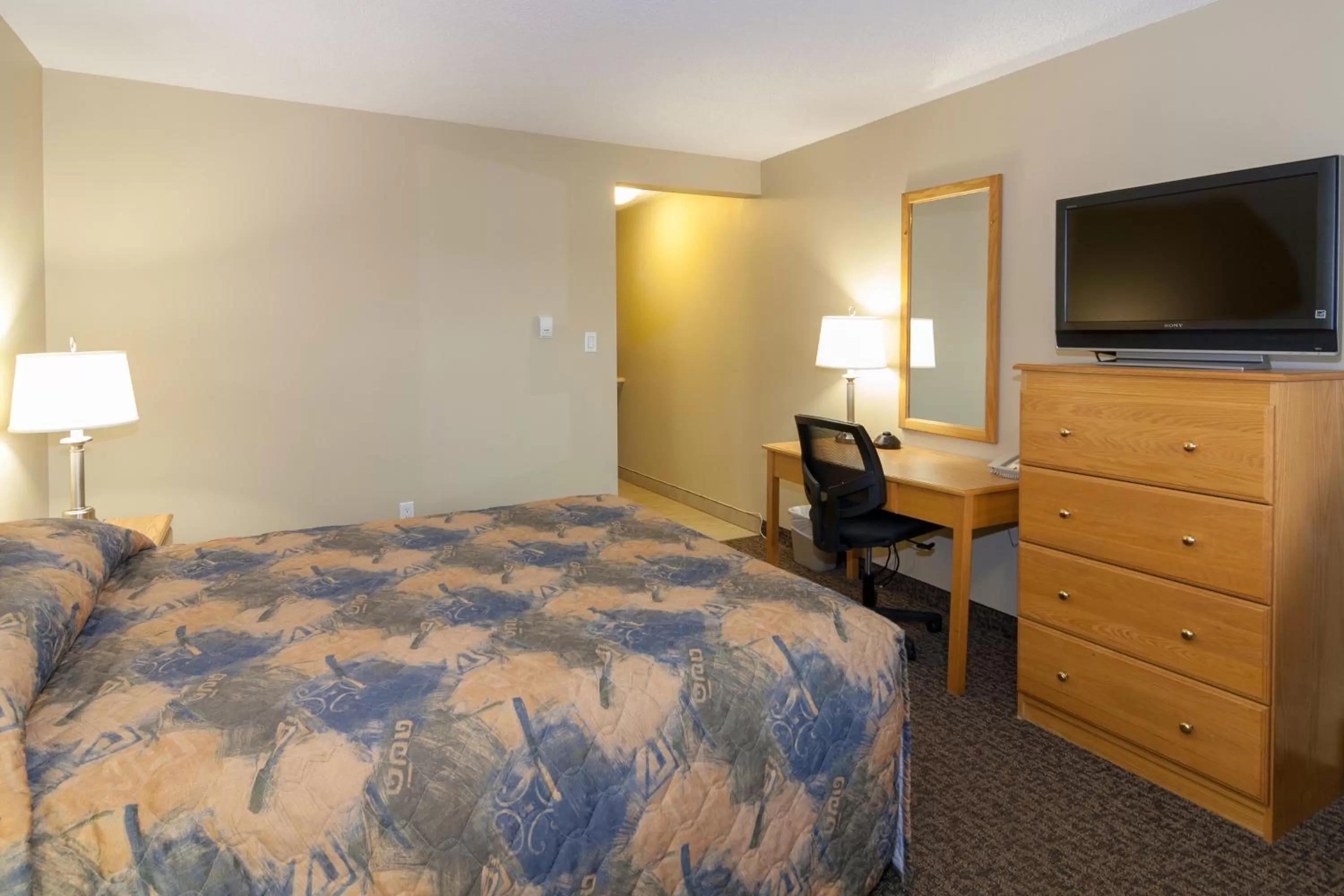 Bedroom, Bed in BCMInns - Fort McMurray - Rusty's