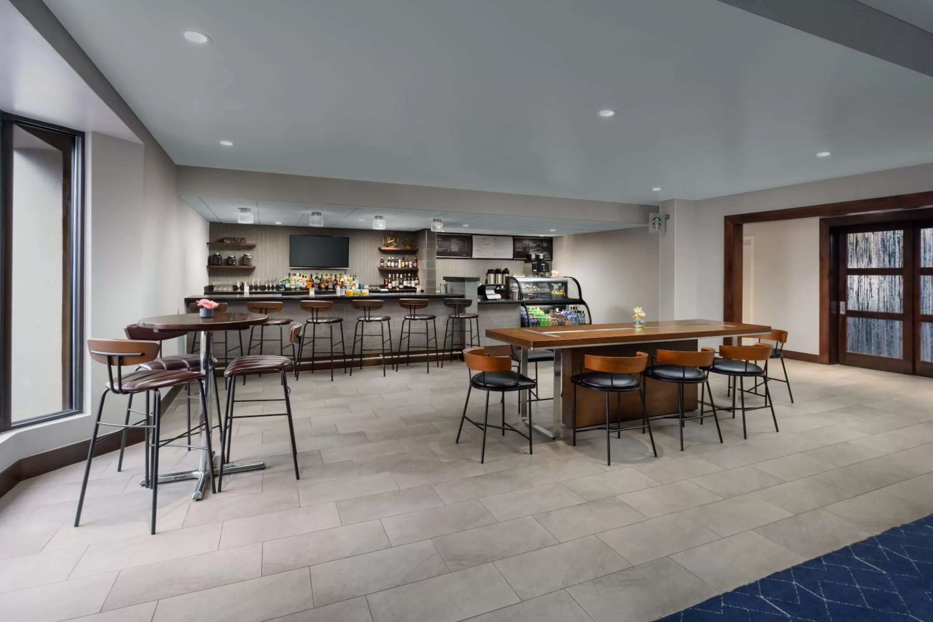 Restaurant/places to eat in Courtyard Manchester-Boston Regional Airport