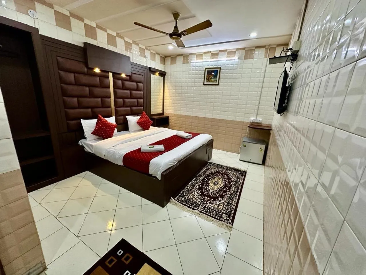 Photo of the whole room, Bed in Hotel Sheela, 100m from Taj Mahal