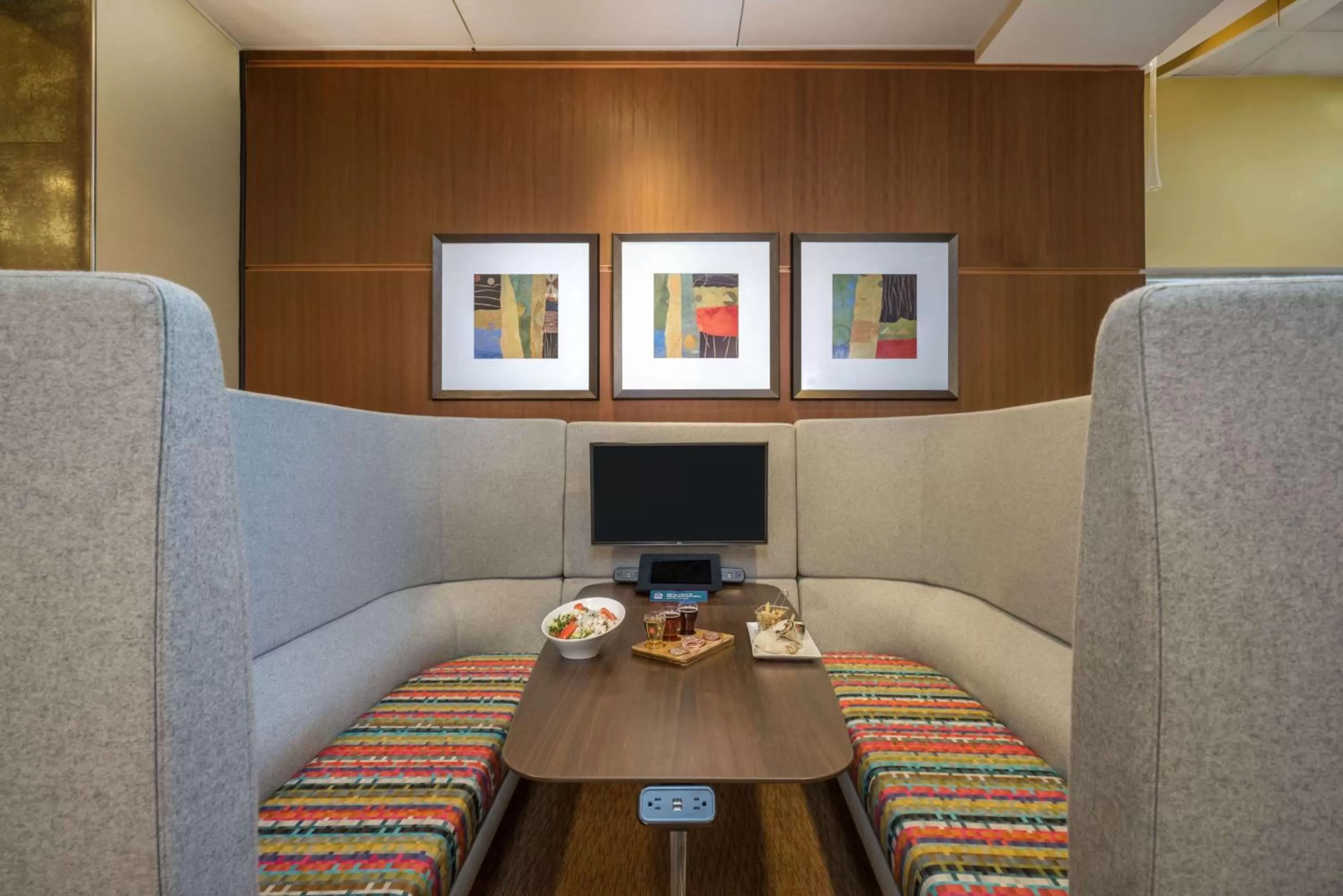 Seating area in Sonesta Milwaukee West Wauwatosa