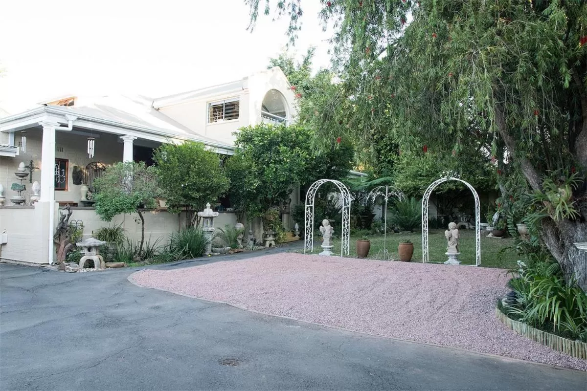 Facade/entrance in 79 On Ridge