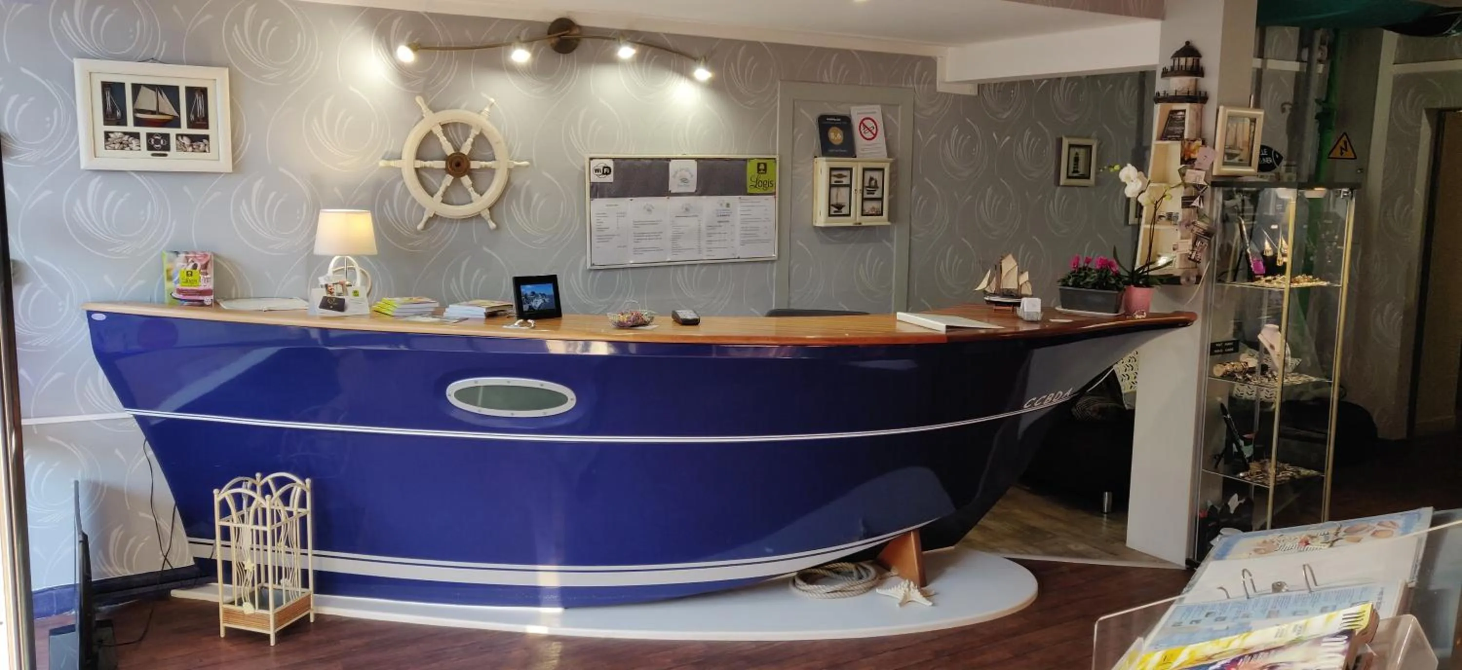 Lobby or reception in Logis Hôtel Les Bleuets