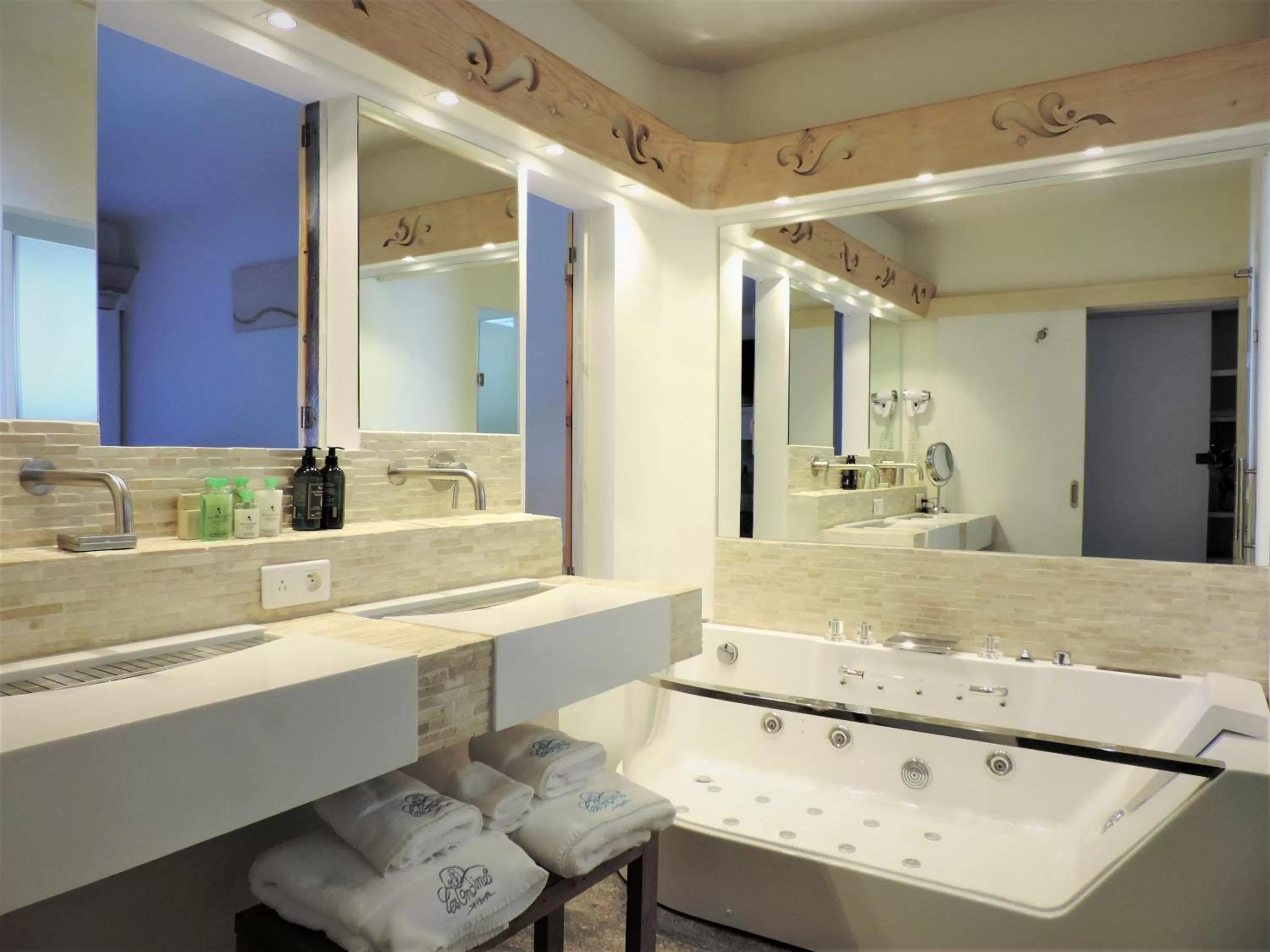 Bathroom in Hotel Les Ondines Sur La Plage