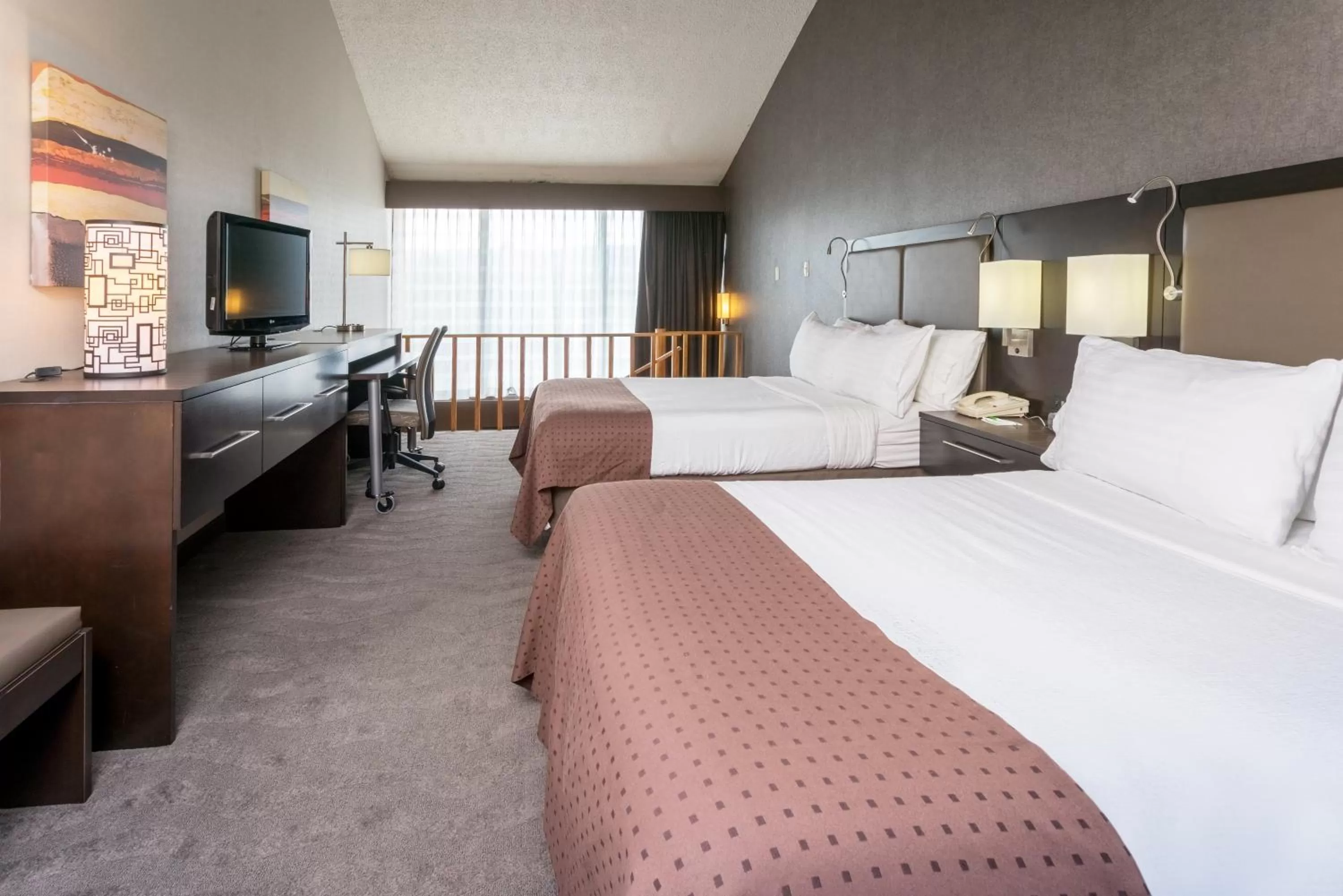 Photo of the whole room, Bed in Holiday Inn Harrisburg I-81 Hershey Area by IHG