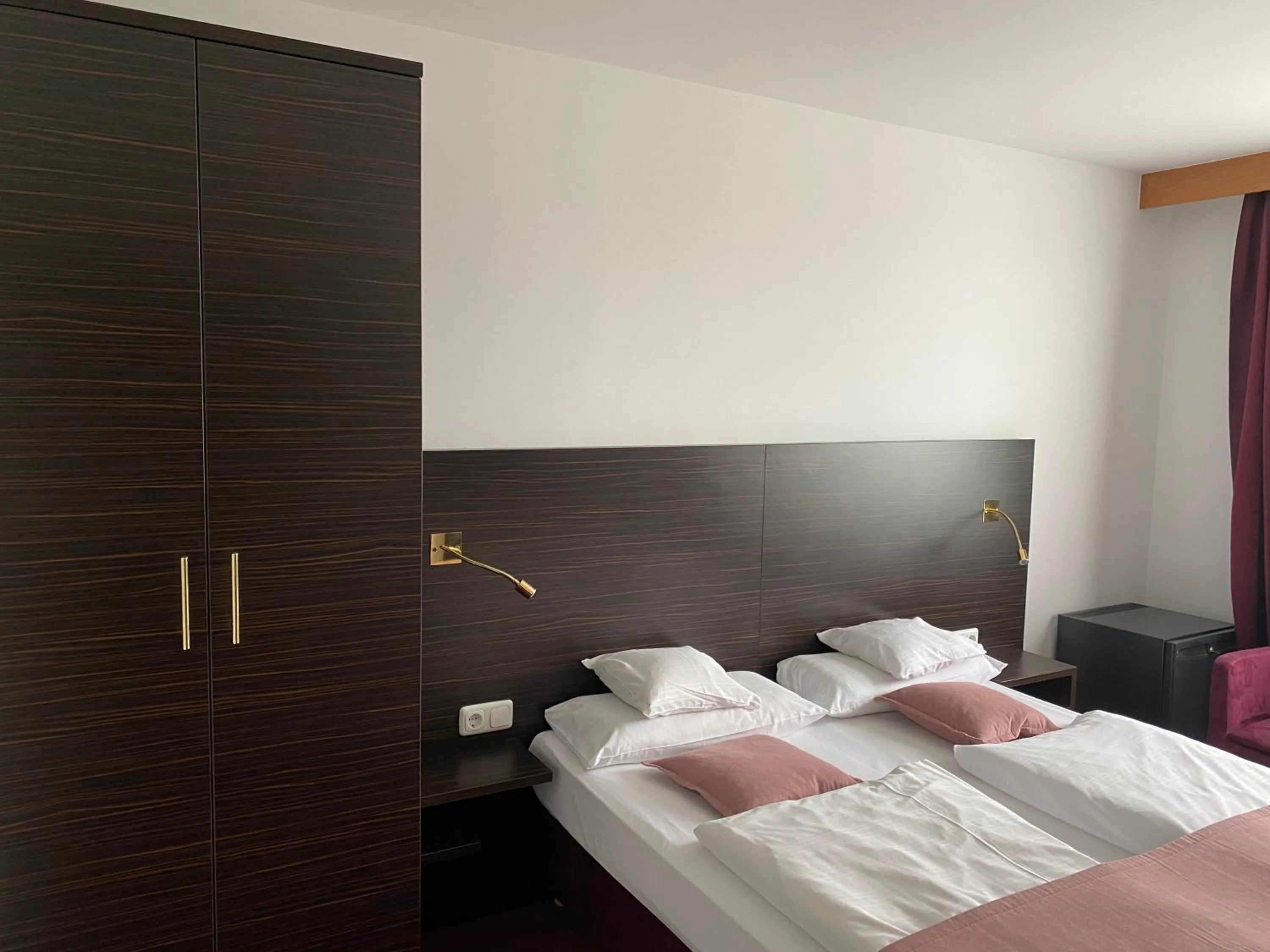 Property building, Bed in Hotel Montree