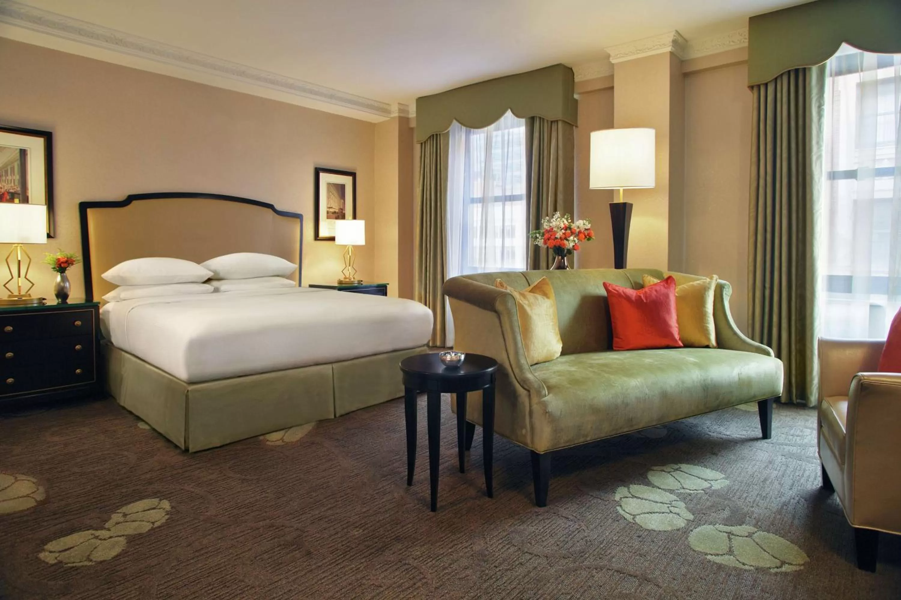 Living room, Bed in The Palmer House Hilton