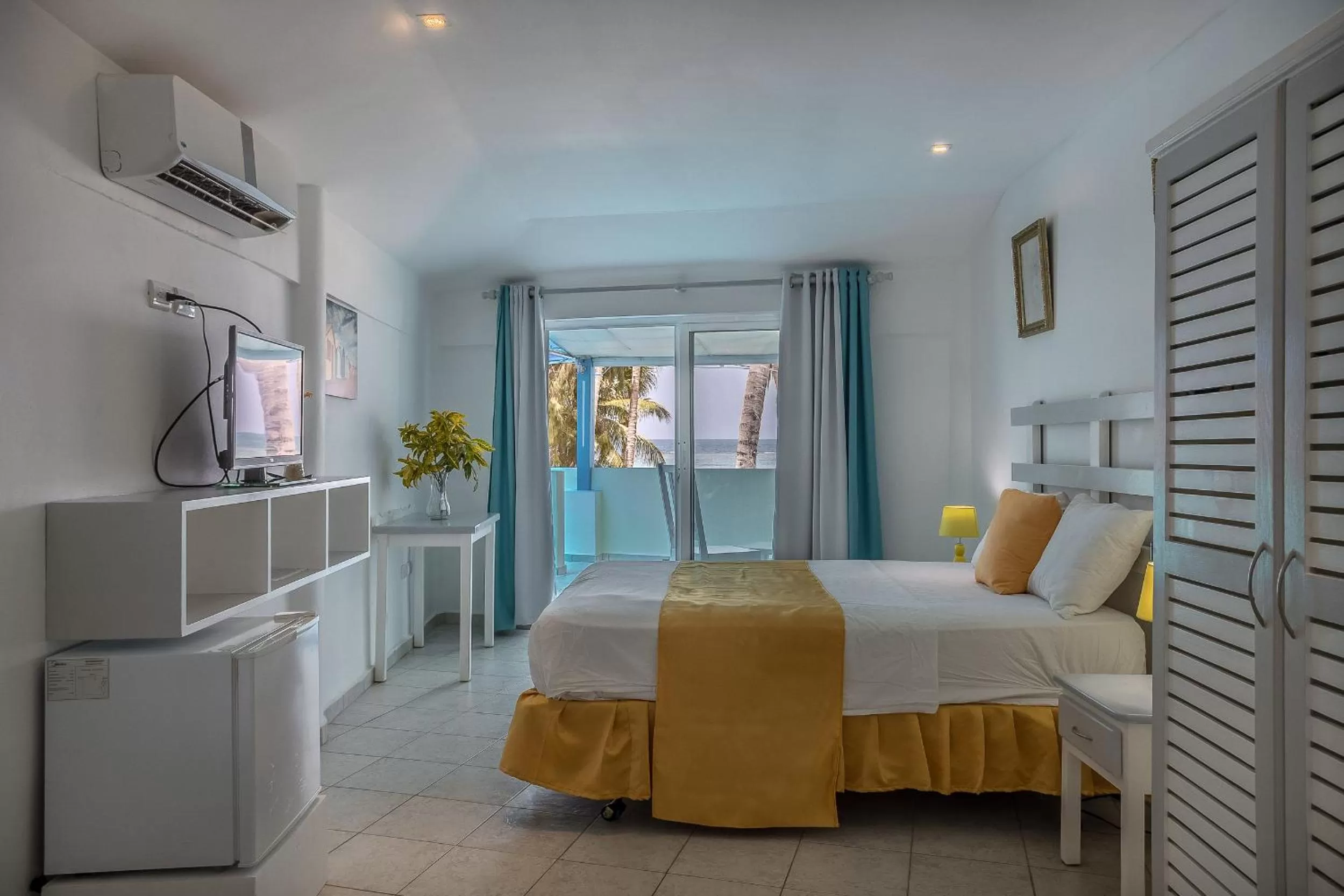 Swimming pool, Bed in Costarena Beach Hotel