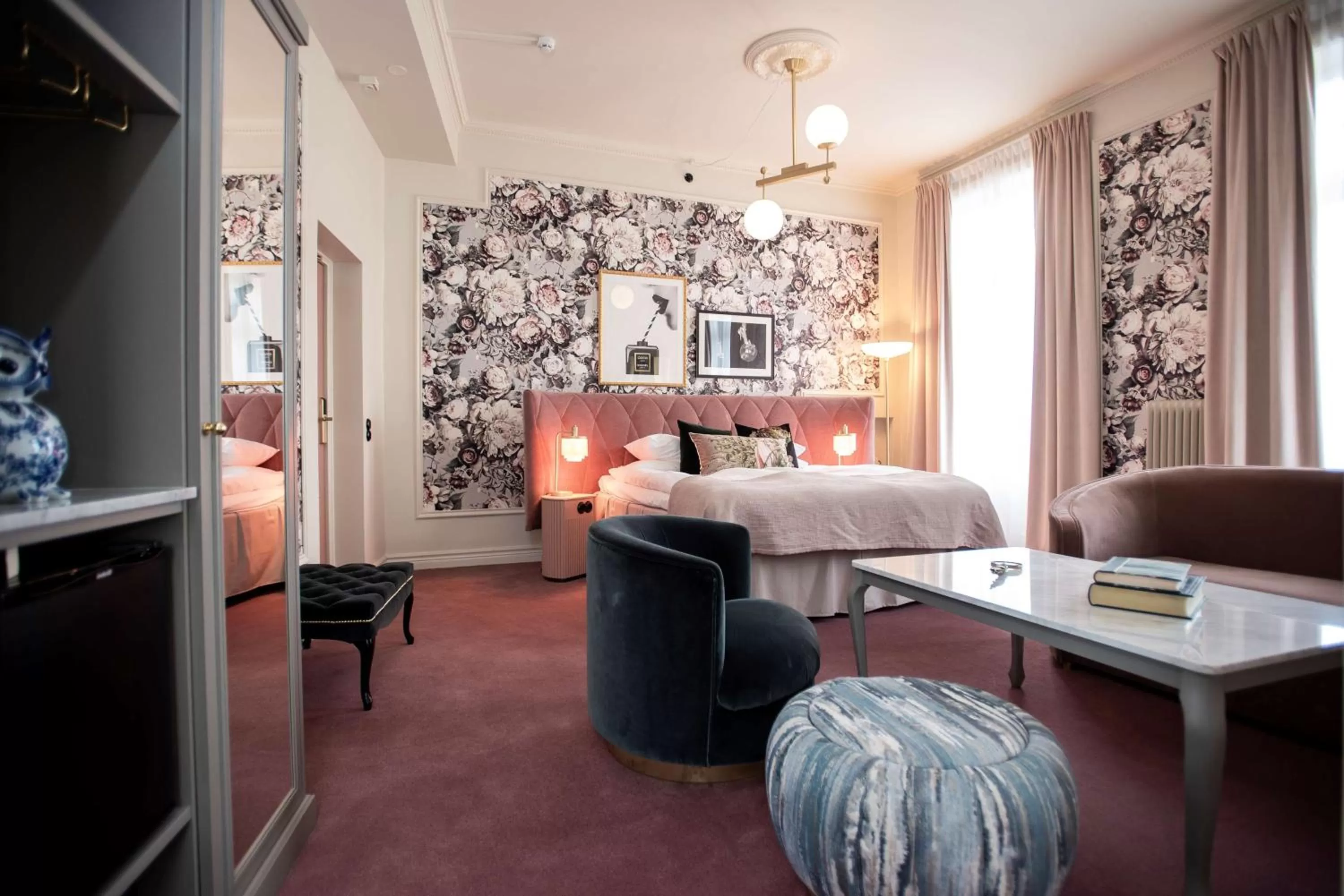 Photo of the whole room, Bed in The Vault Hotel, WorldHotels Crafted