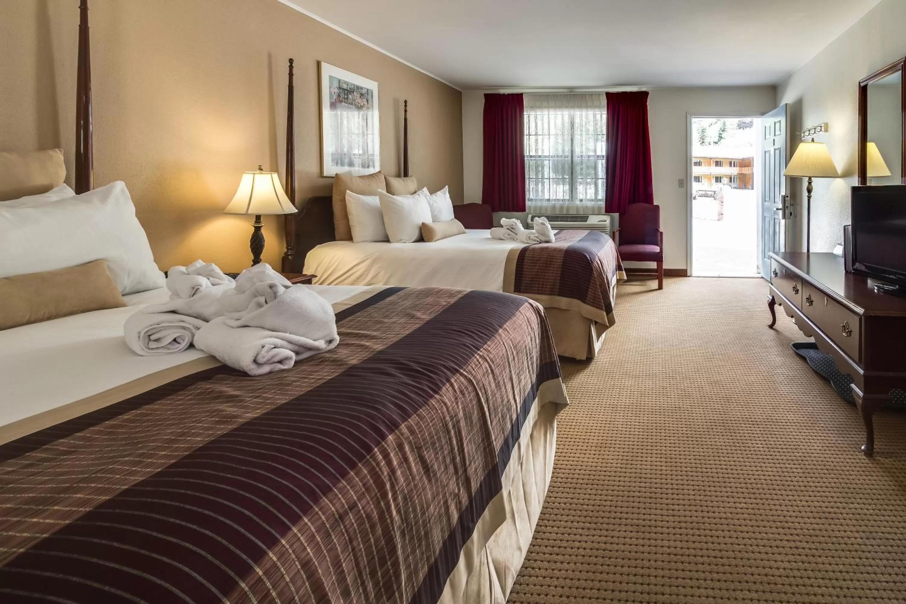 Bed in Twin Peaks Lodge & Hot Springs