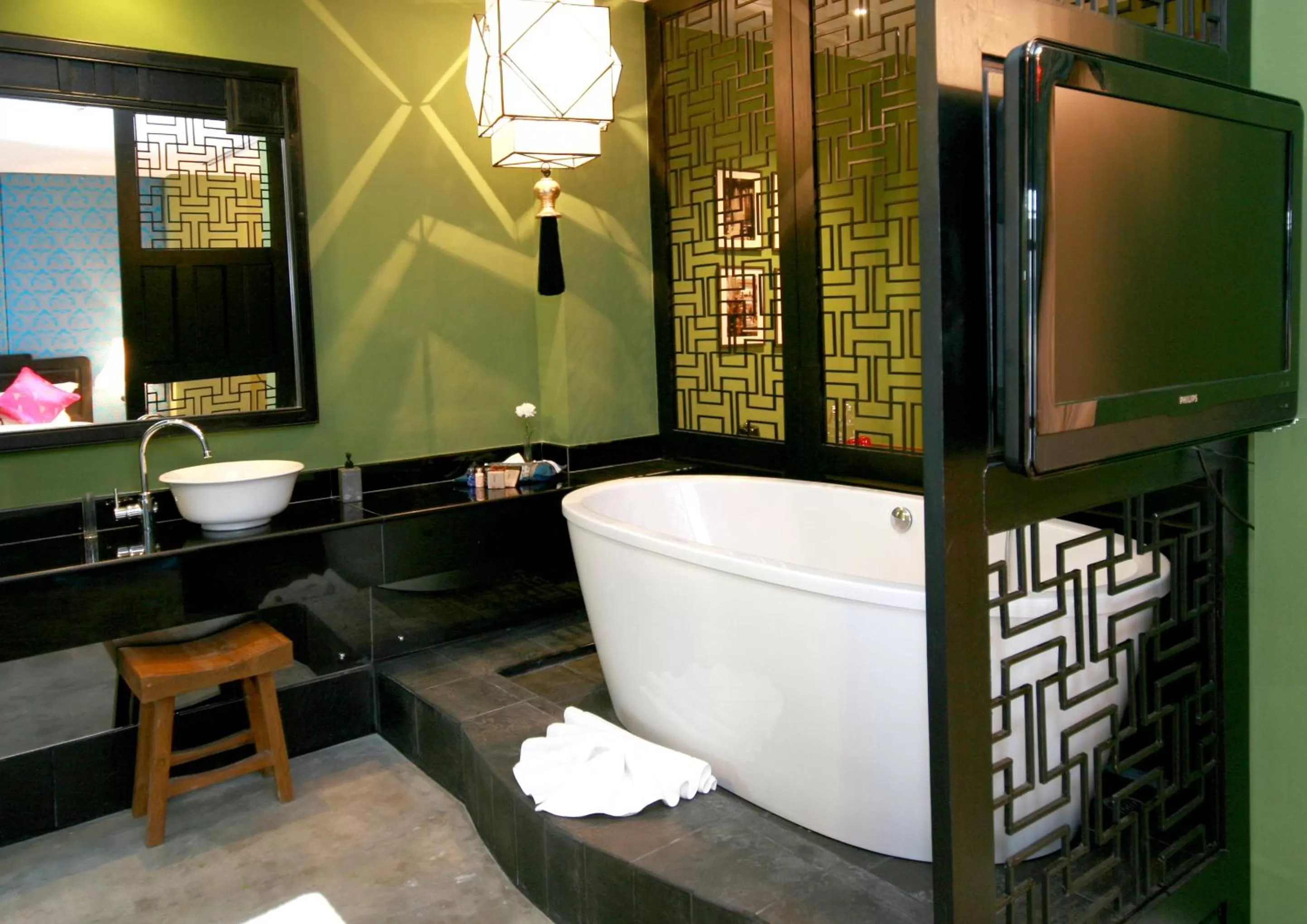 Shower in Shanghai Mansion Bangkok