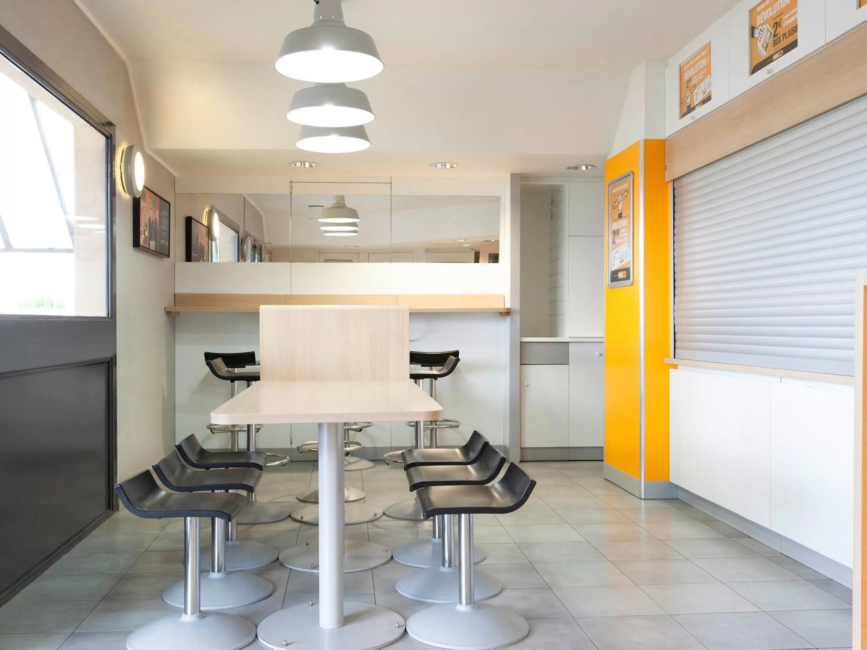 Restaurant/places to eat in Unisotel Saintes Ex F1