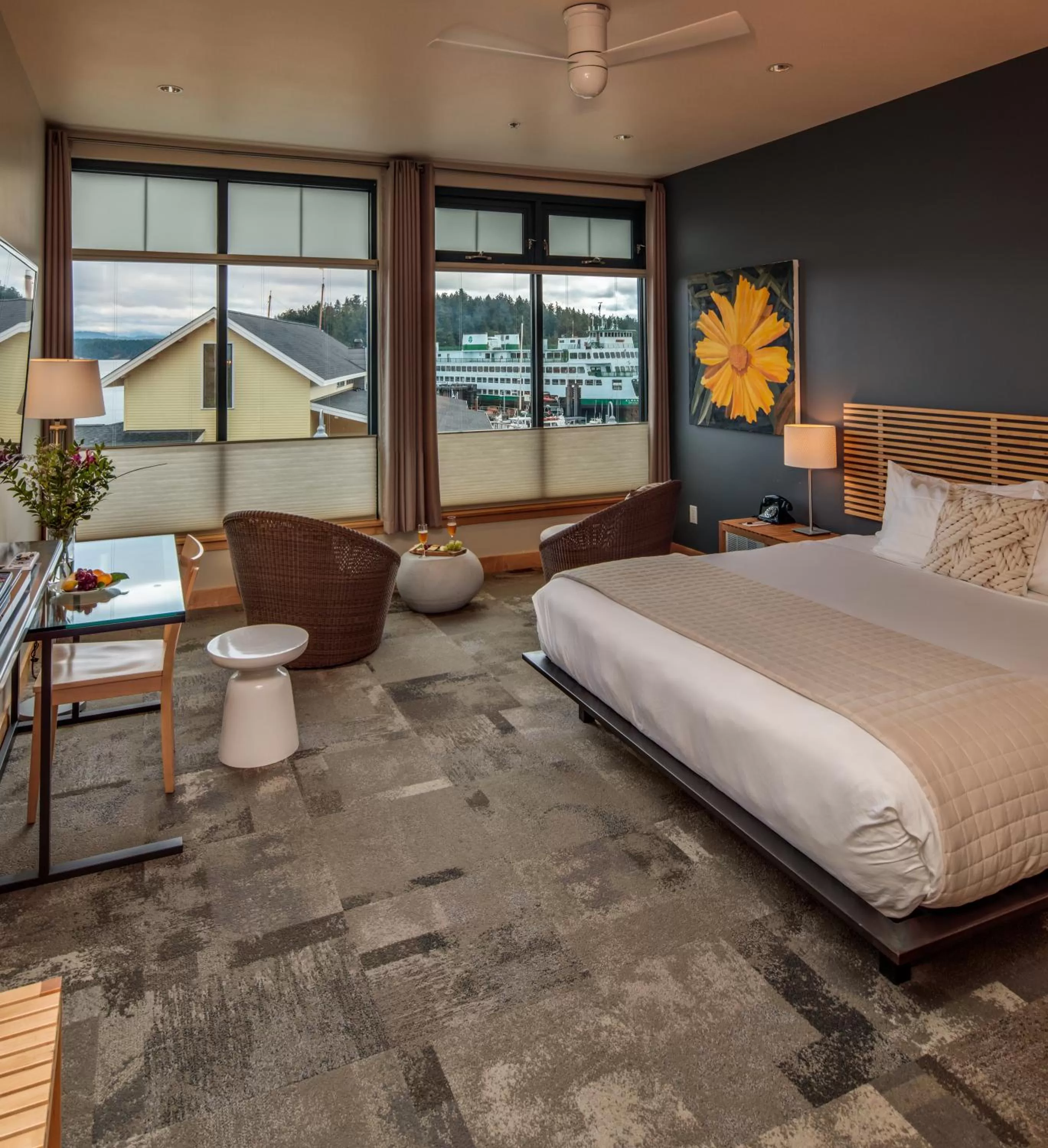 Landmark view, Bed in Island Inn at 123 West