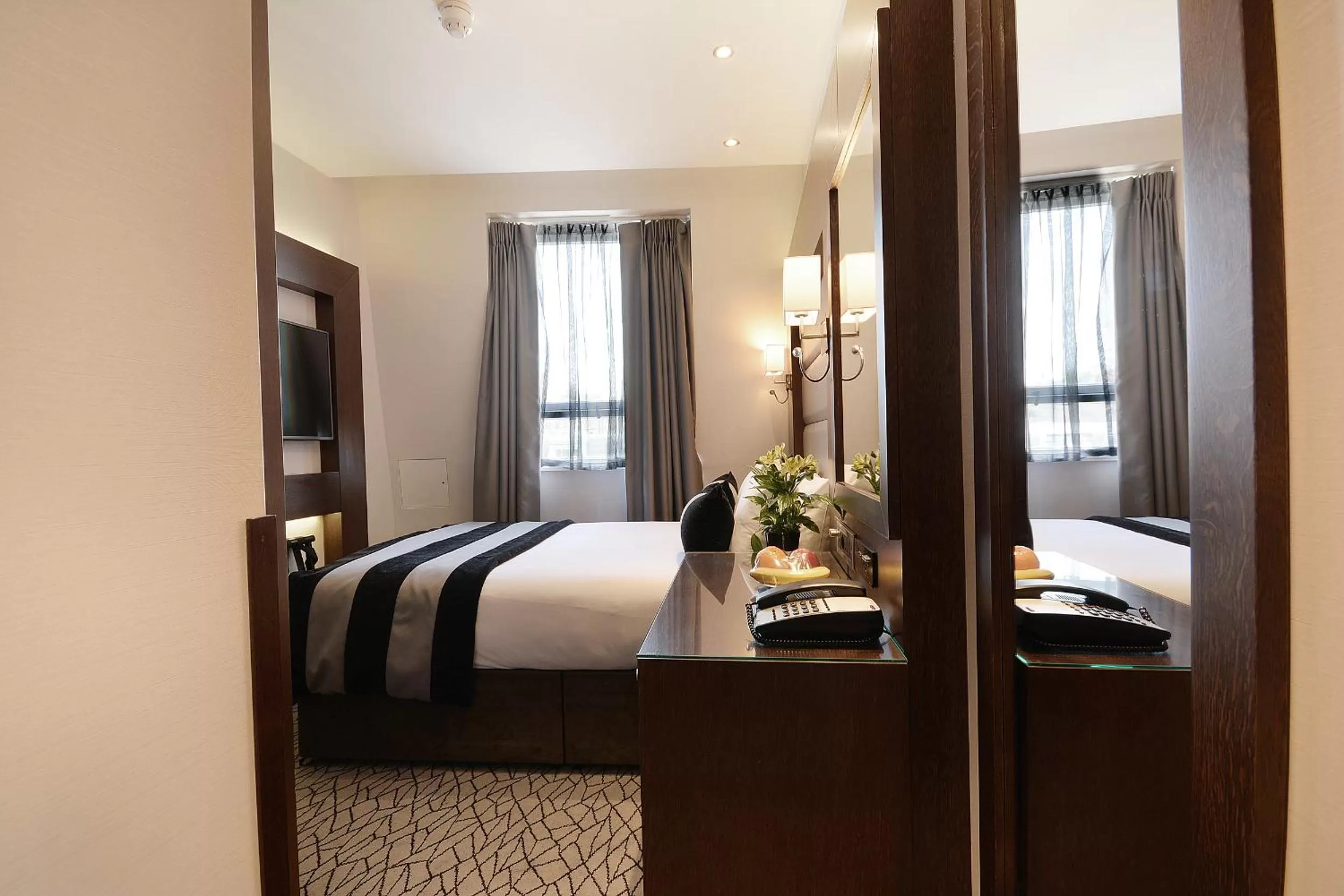 Bedroom, Bed in Park Grand Paddington Court