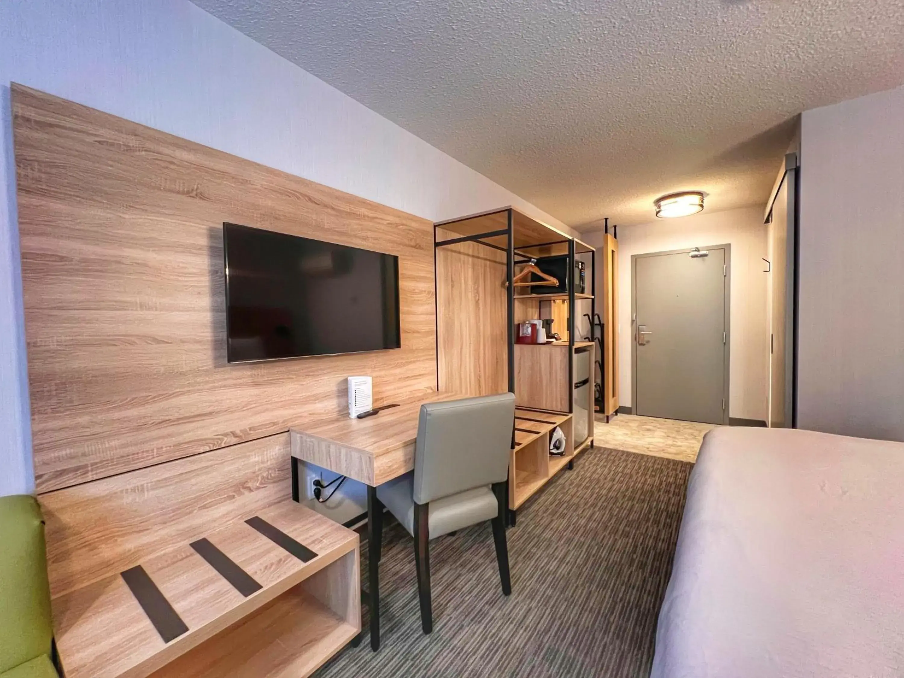 King Room in Mountaineer Lodge King Room in Mountaineer Lodge