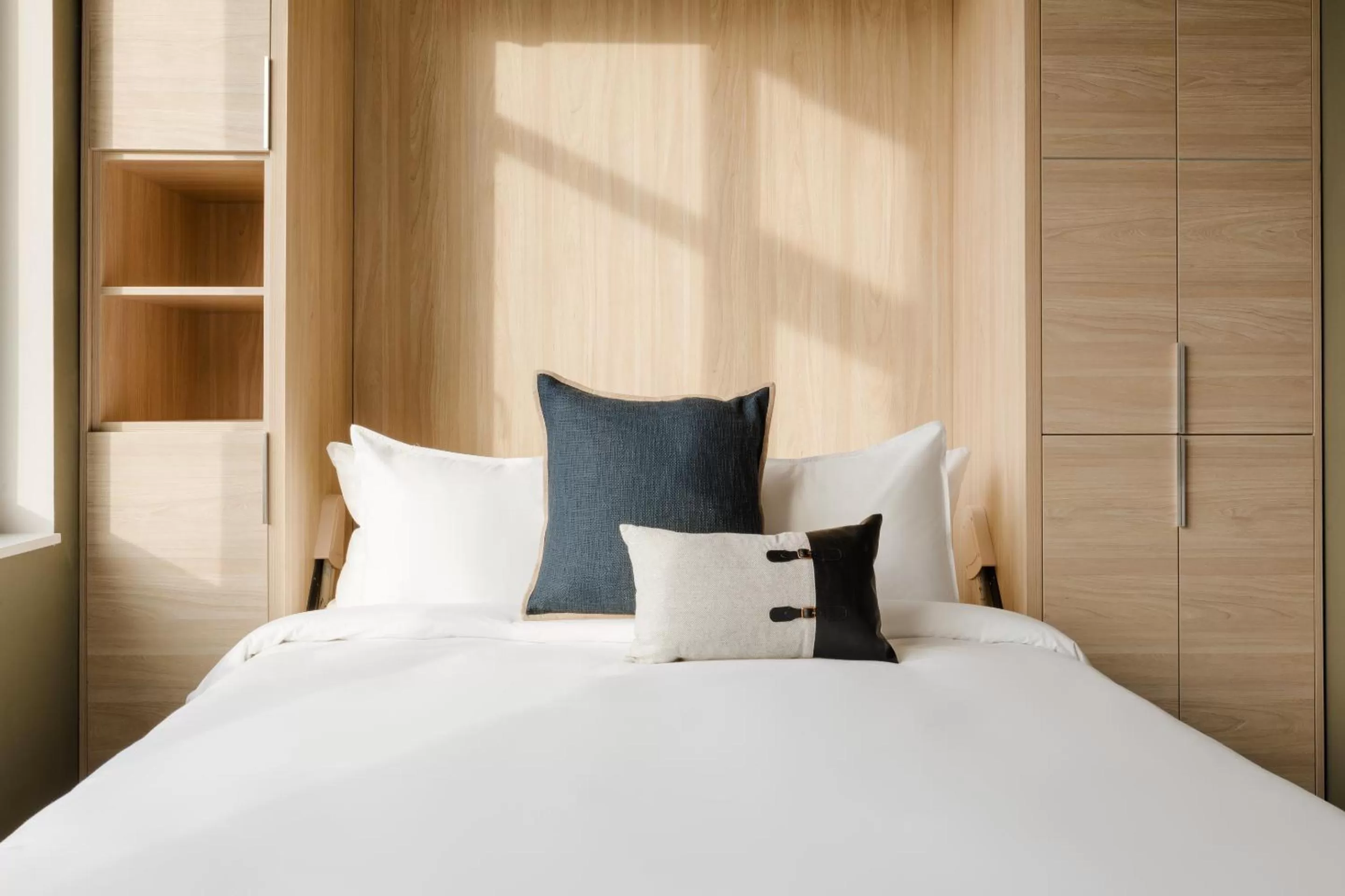 Living room, Bed in Sonder The Mint