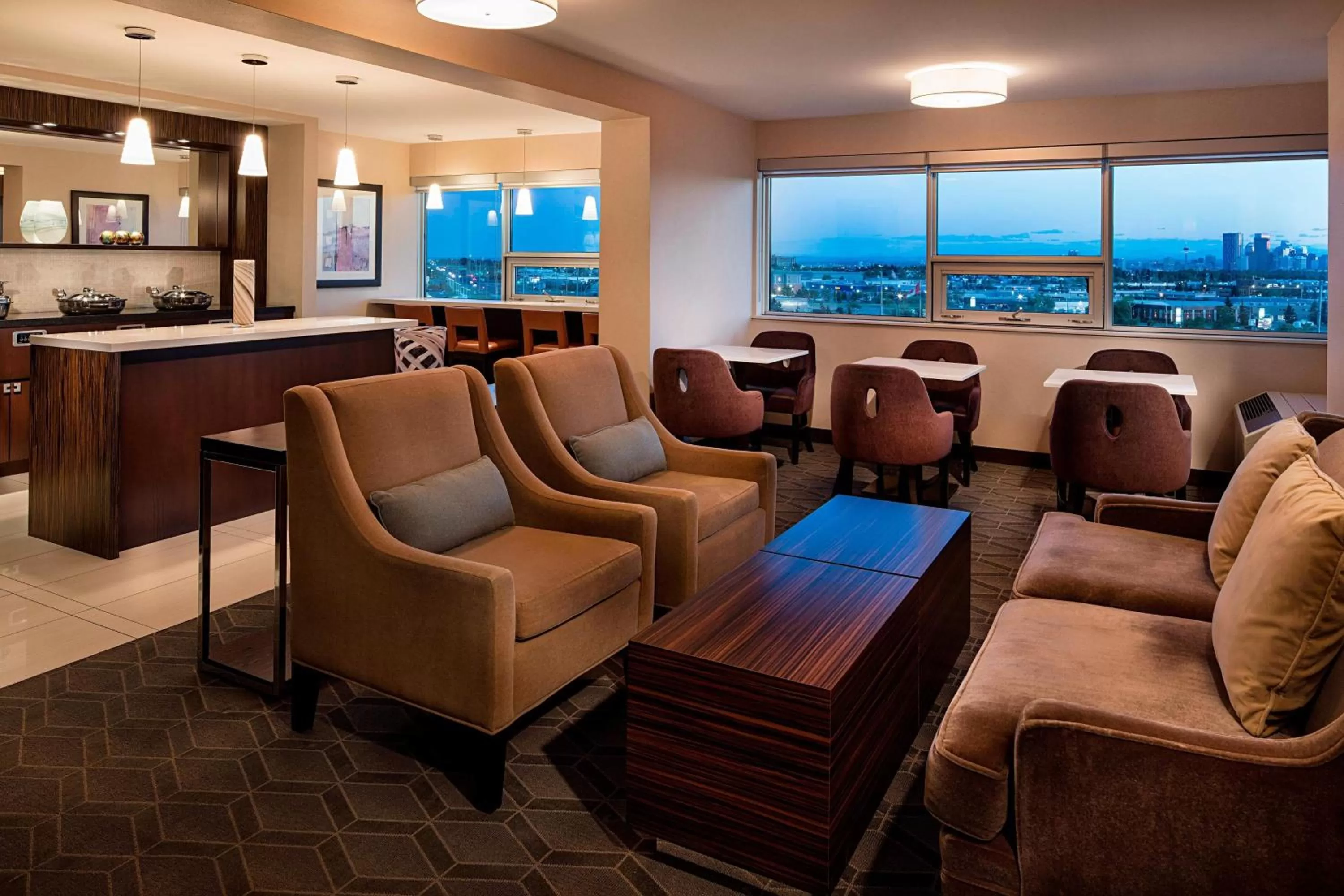 Lounge or bar in Sheraton Cavalier Calgary Hotel