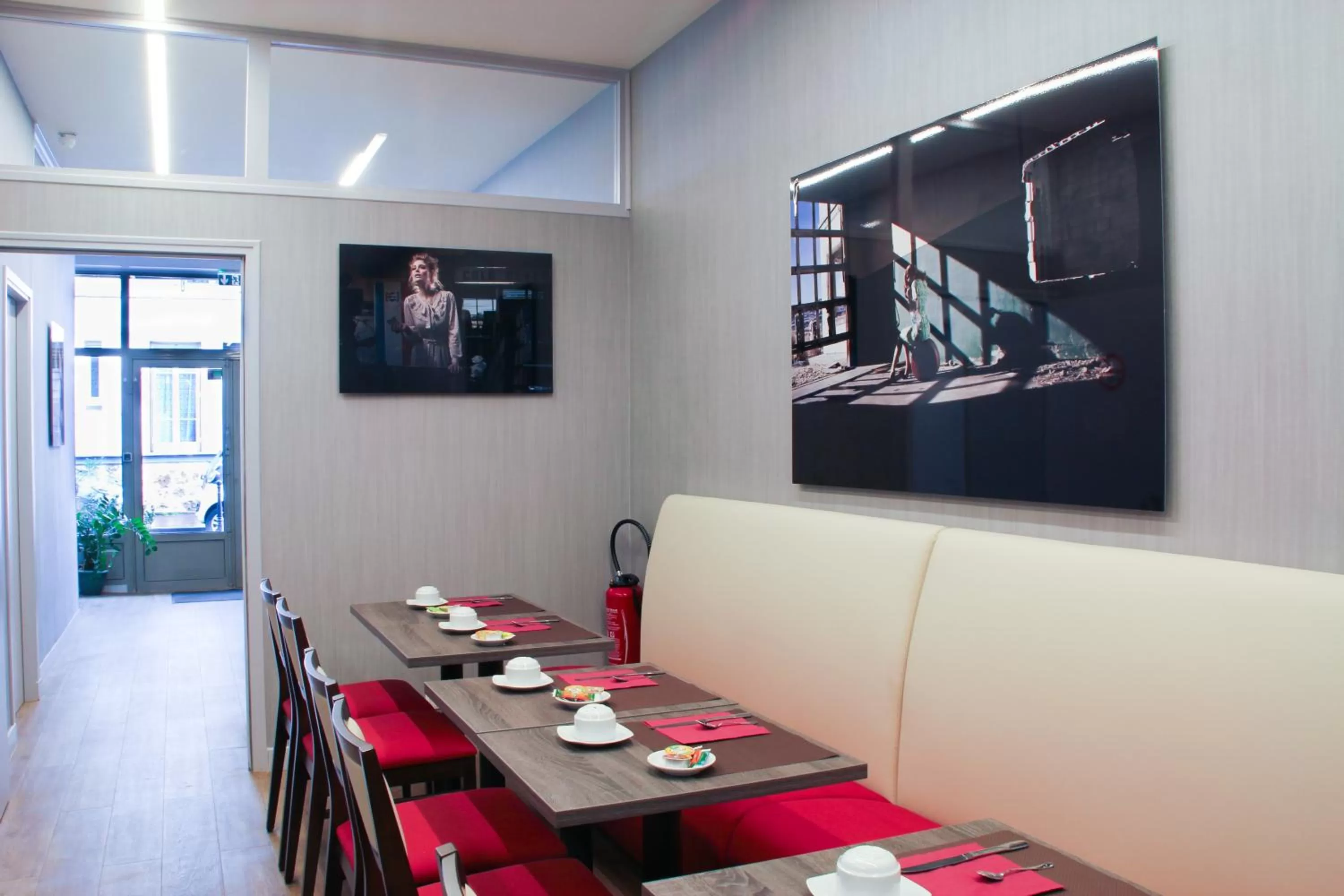 Restaurant/places to eat in Hôtel De France