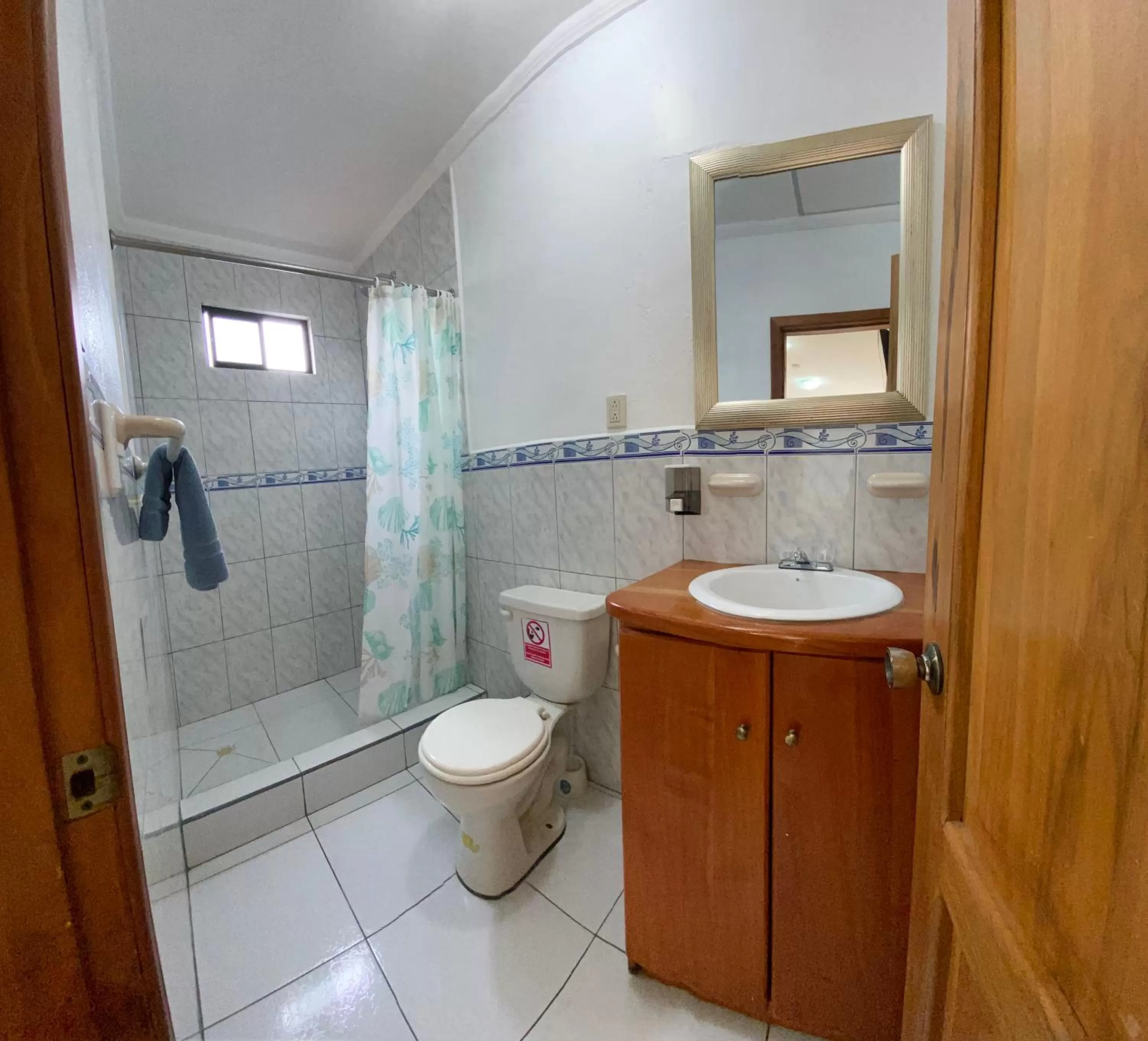 Toilet, Bathroom in La Peregrina Galapagos B&B