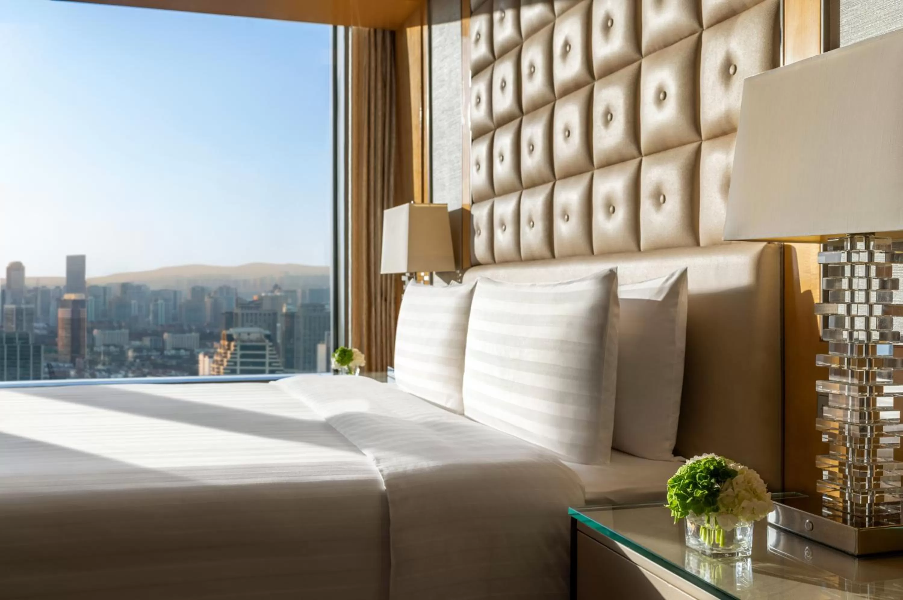 Living room, Bed in Shangri-La Nanjing