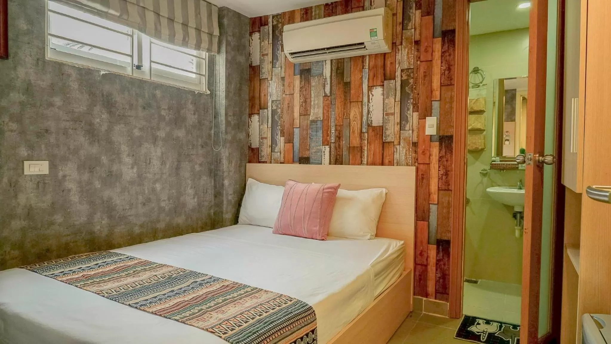 Bed in Galaxy Boutique Sai Gon Central Hotel