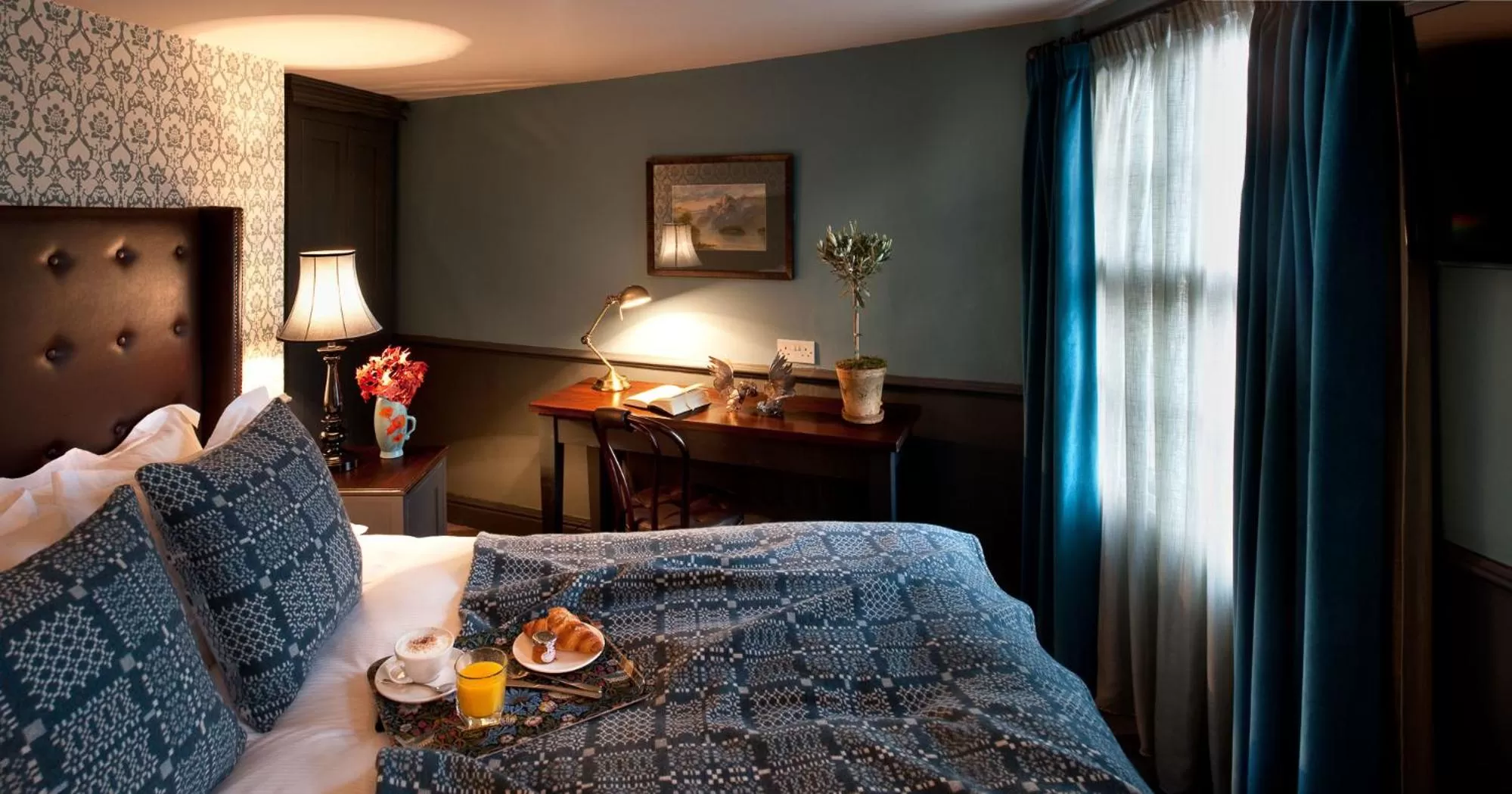 Bed in The Crown And Thistle, Abingdon