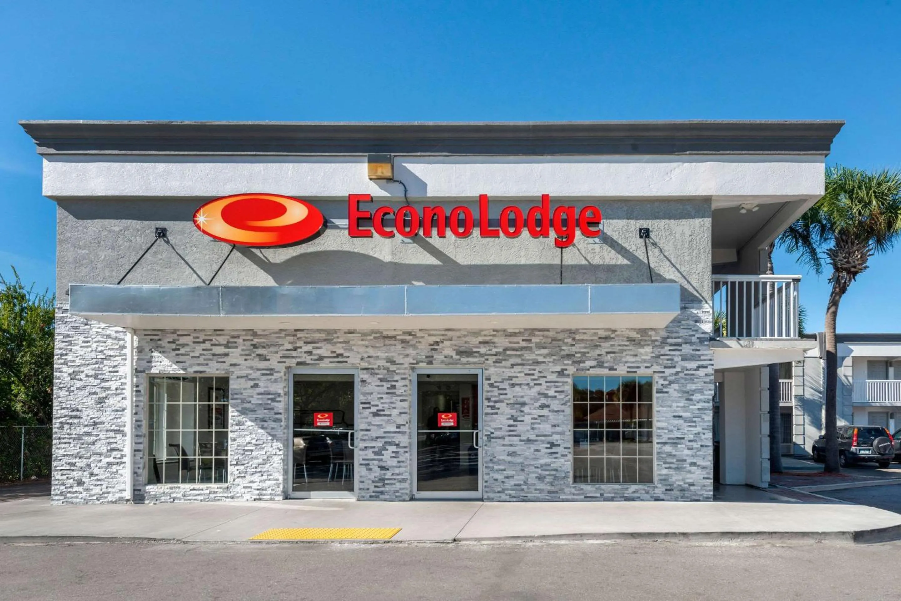 Property building in Econo Lodge Airport - RJ Stadium