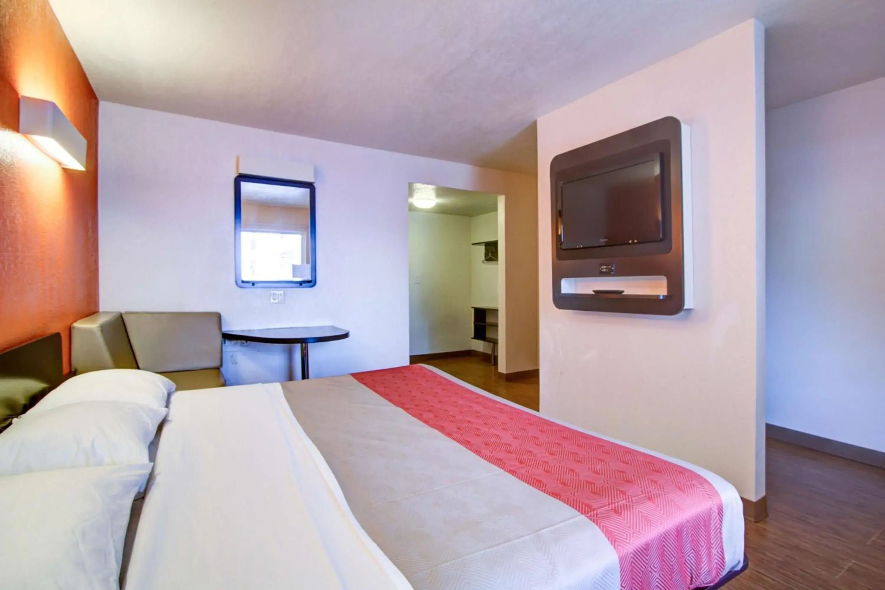 King Room - single occupancy - Smoking in Motel 6-Richfield, OH King Room - single occupancy - Smoking in Motel 6-Richfield, OH