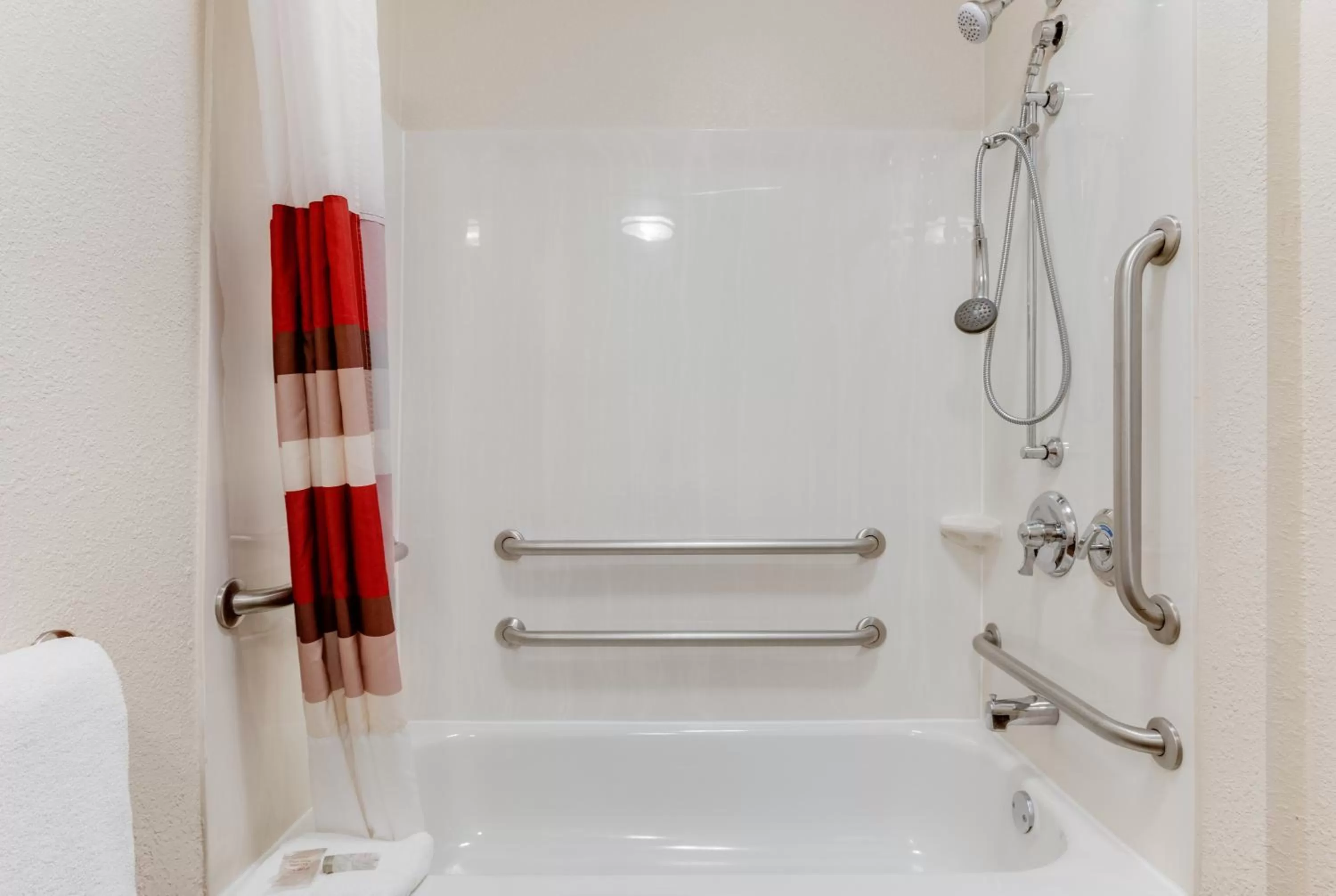 Bathroom in Red Roof Inn PLUS+ Chicago - Northbrook/Deerfield