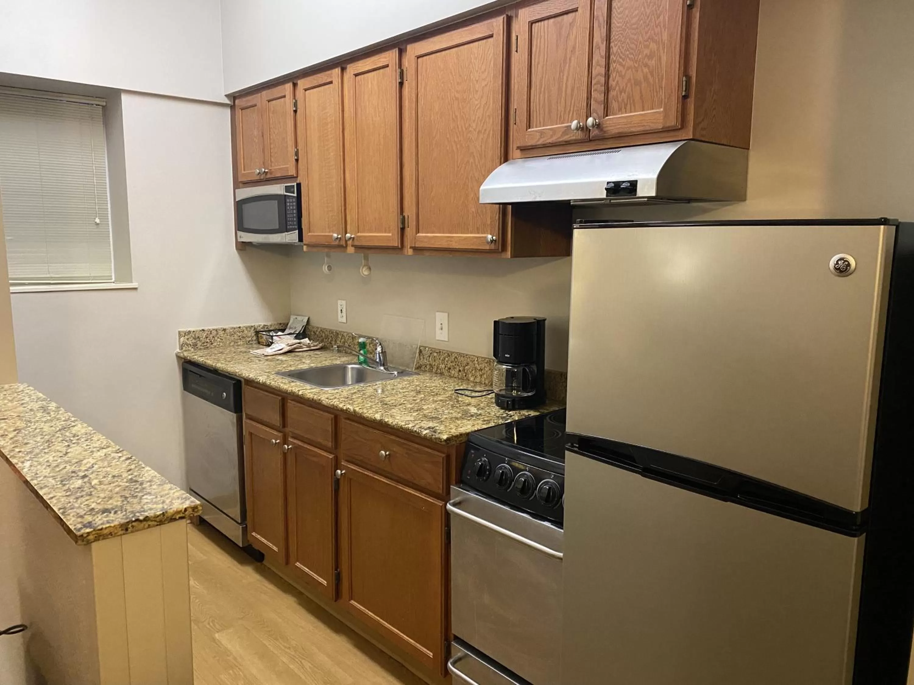 Kitchen or kitchenette in MainStay Suites Middleburg Heights Cleveland Airport