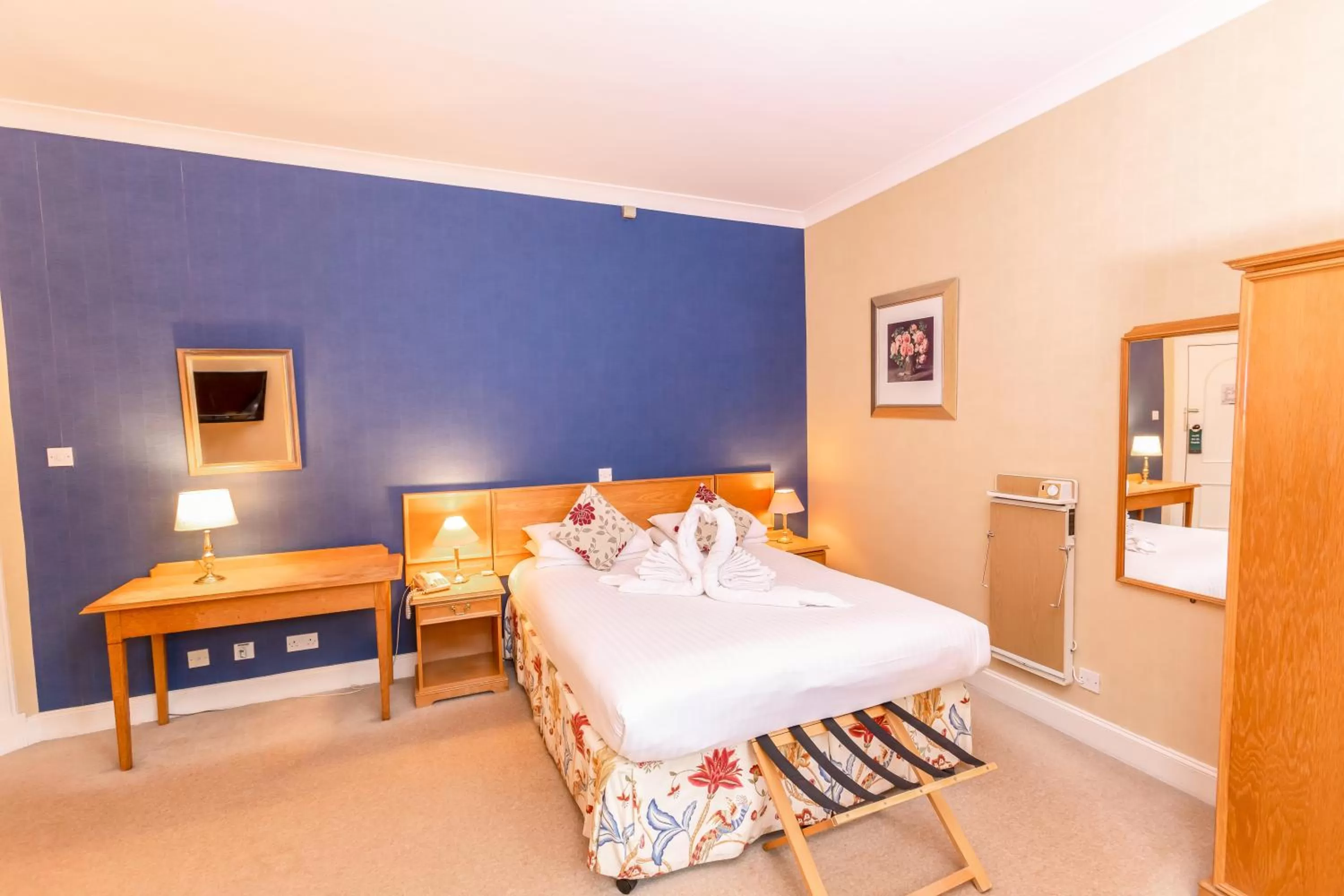 Bedroom, Bed in Green Hotel